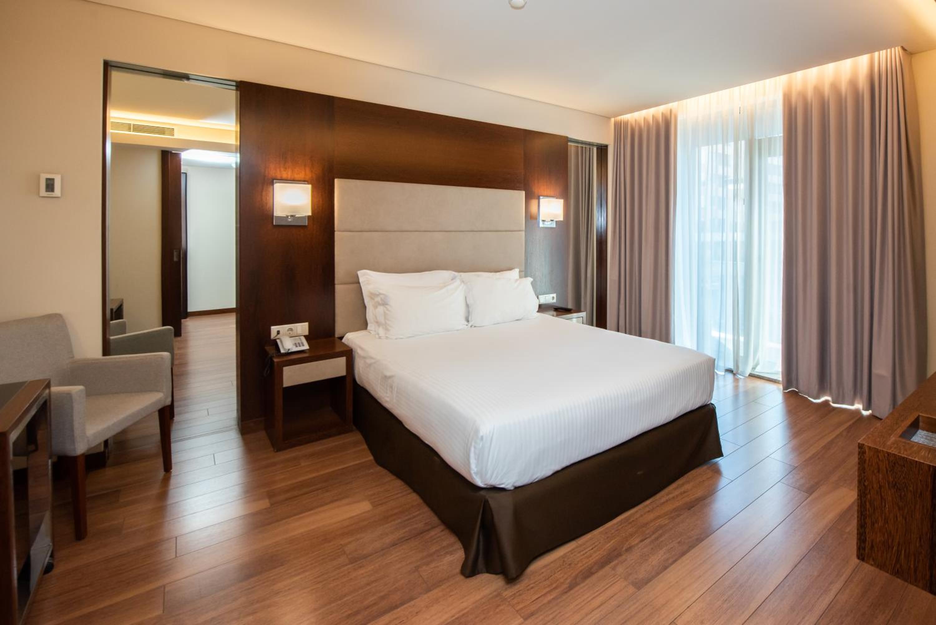 Double or Twin Room with Balcony - Photo 4