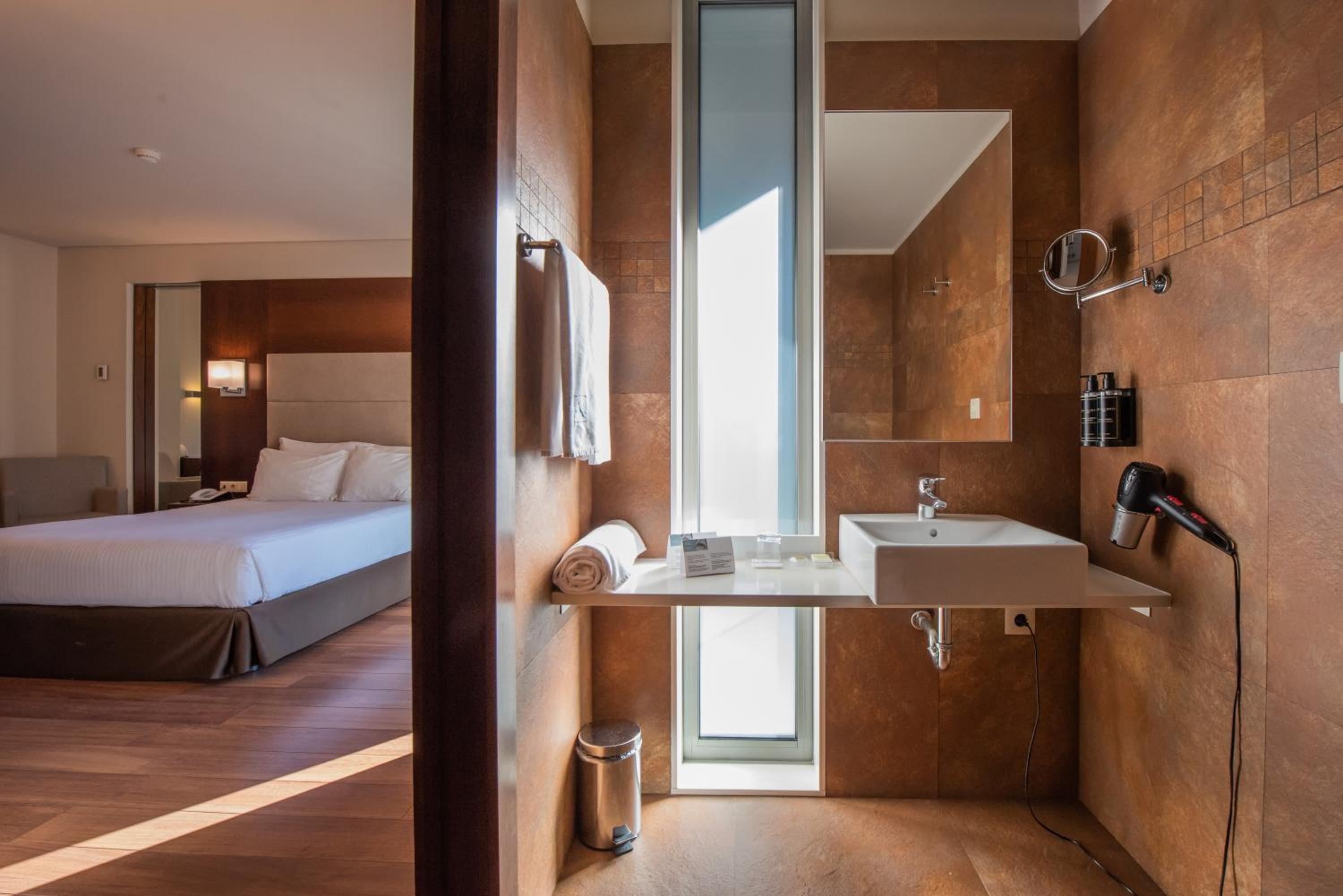 Double or Twin Room with Balcony - Photo 5