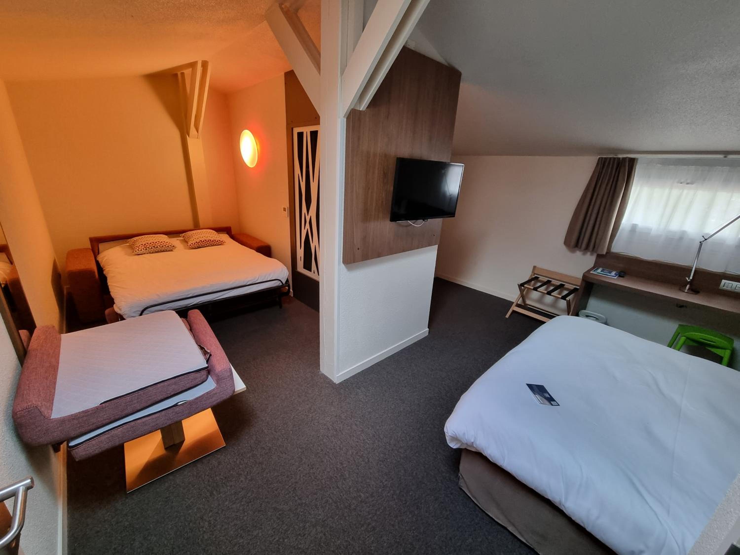 Double Room with Two Double Beds - Photo 11