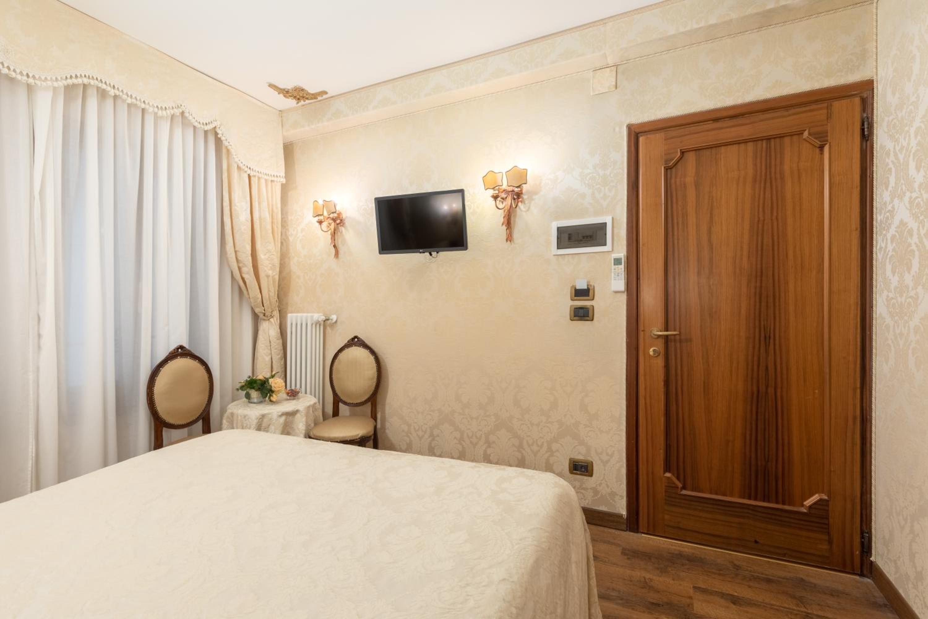 Small Double Room photo 3