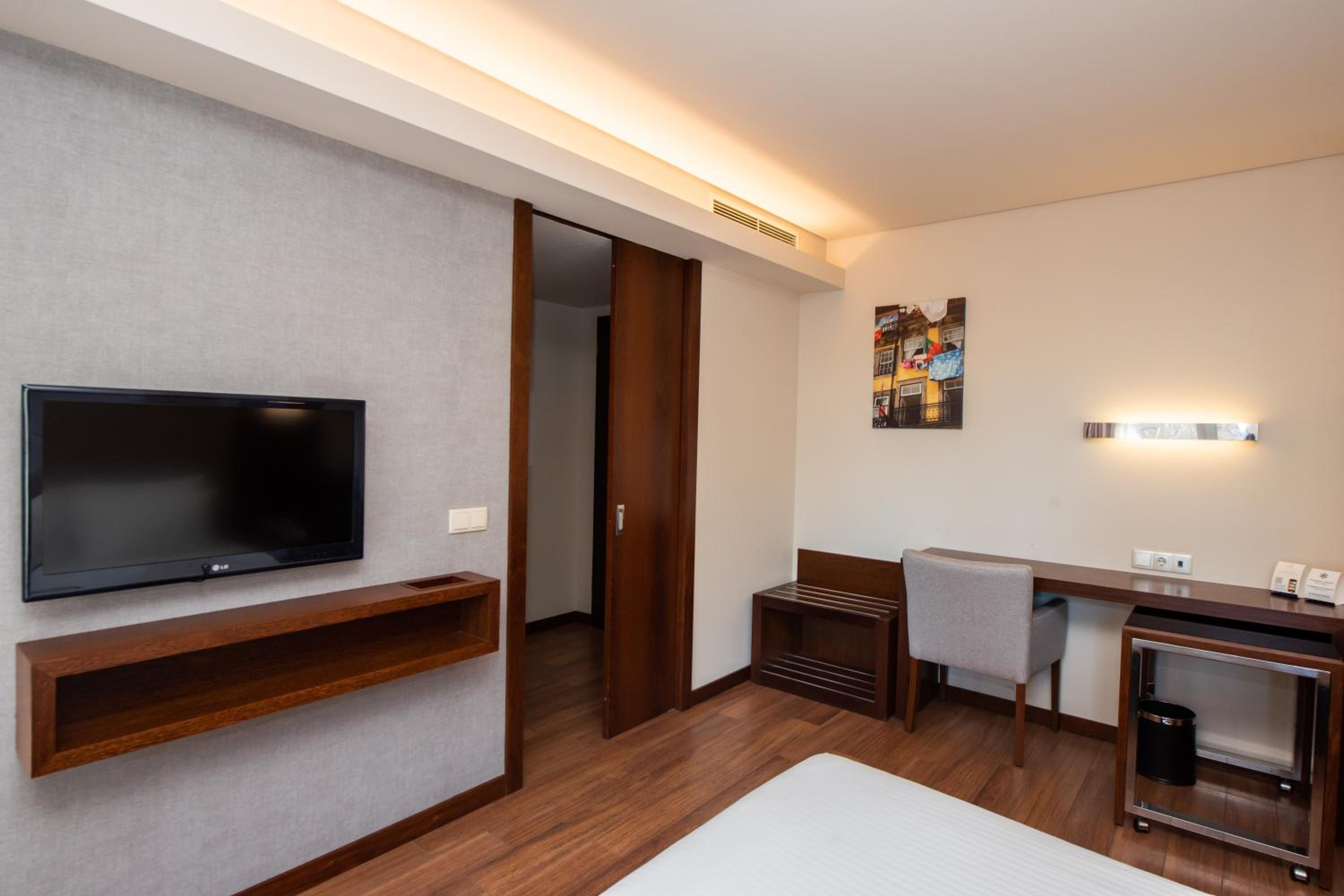 Double or Twin Room with Balcony - Photo 3