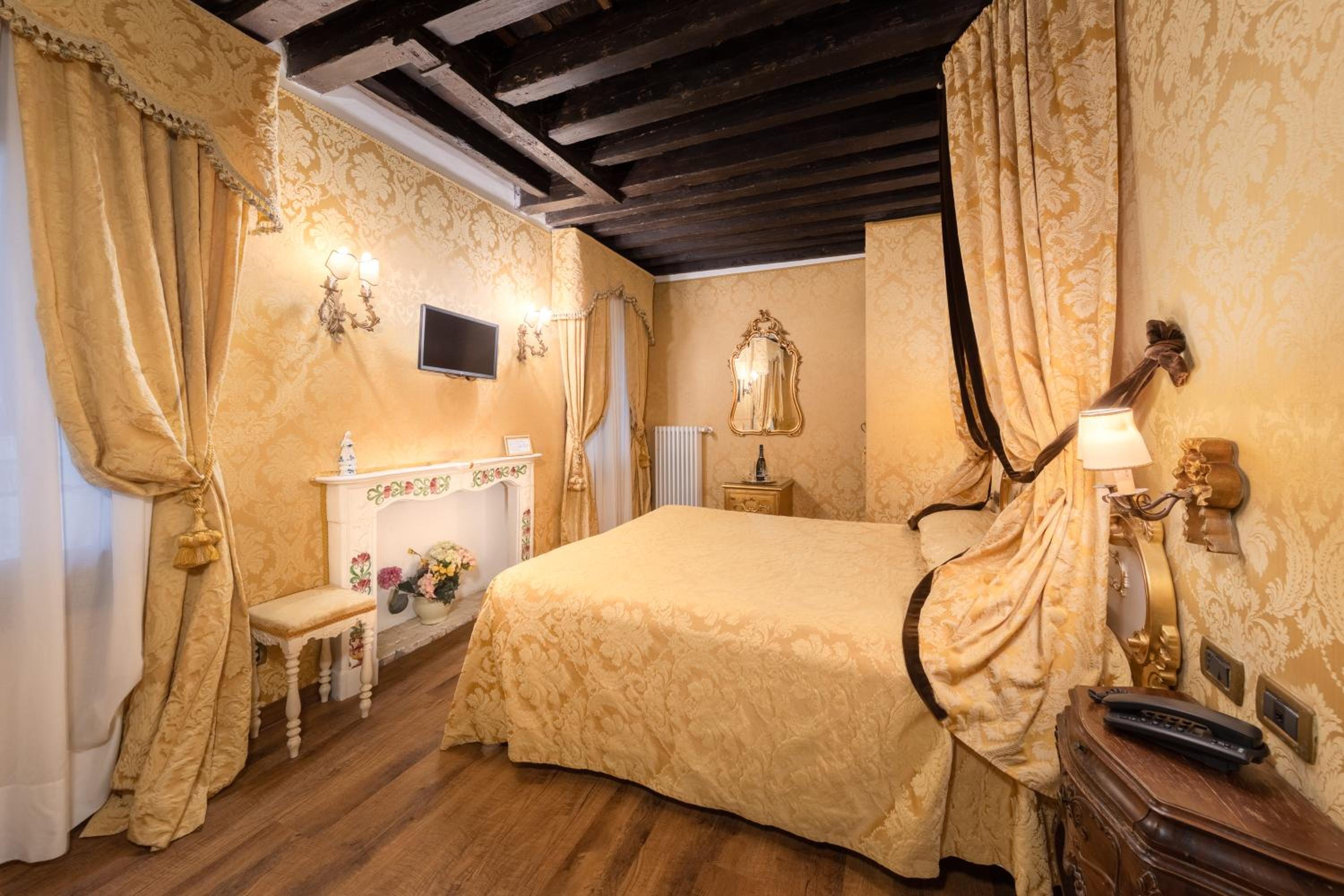 Superior Double or Twin Room photo 3