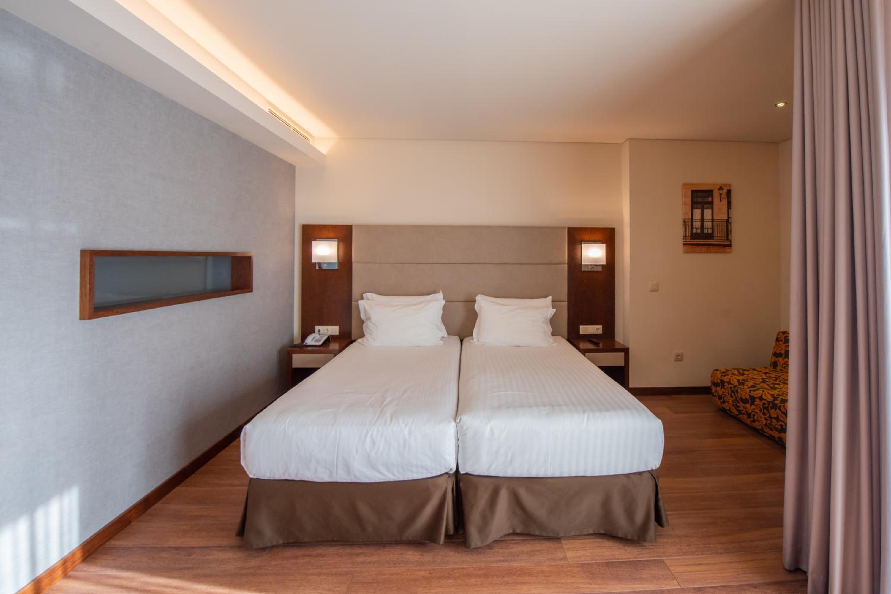 Twin Room with Extra Bed - Photo 2