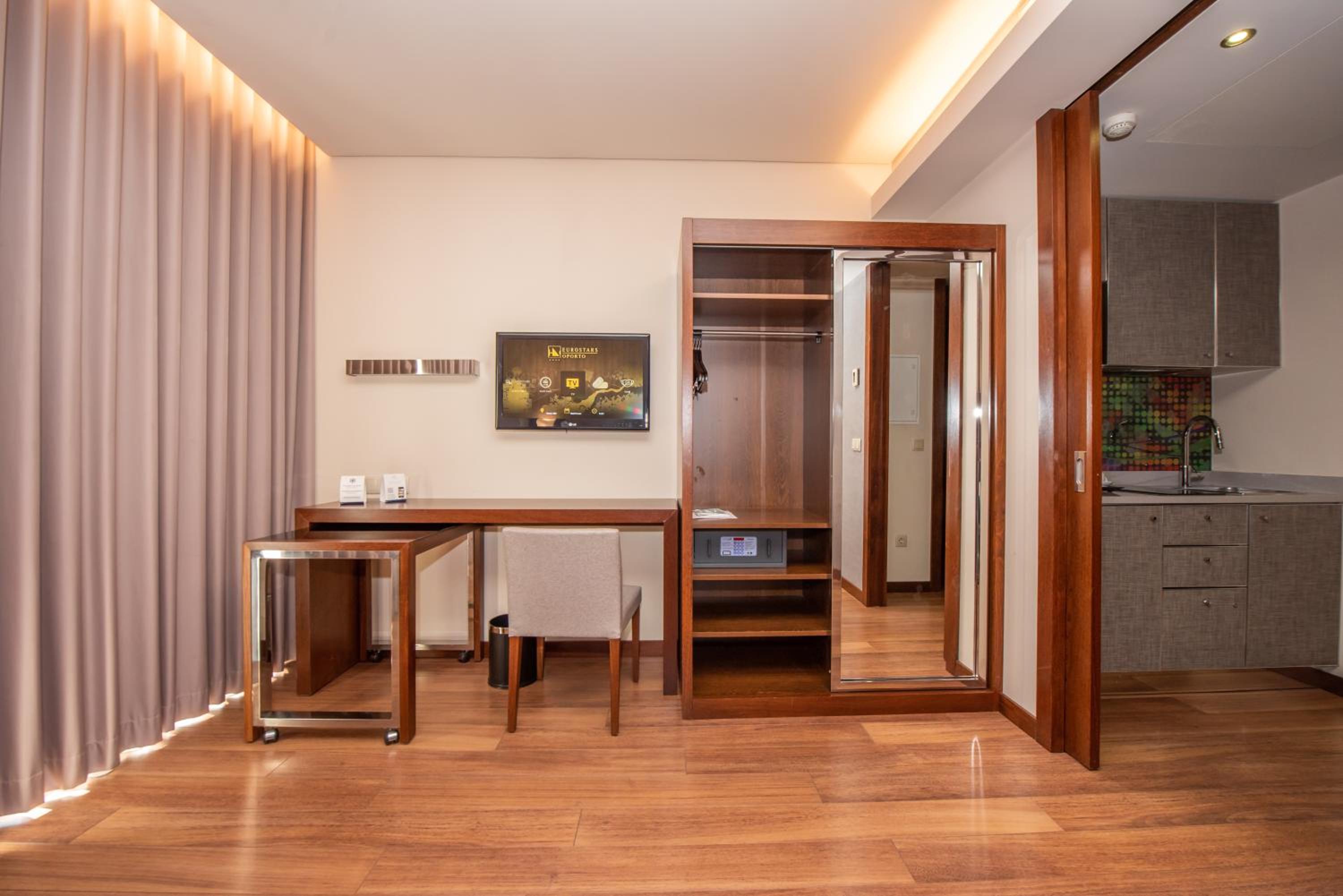Twin Room with Extra Bed - Photo 7