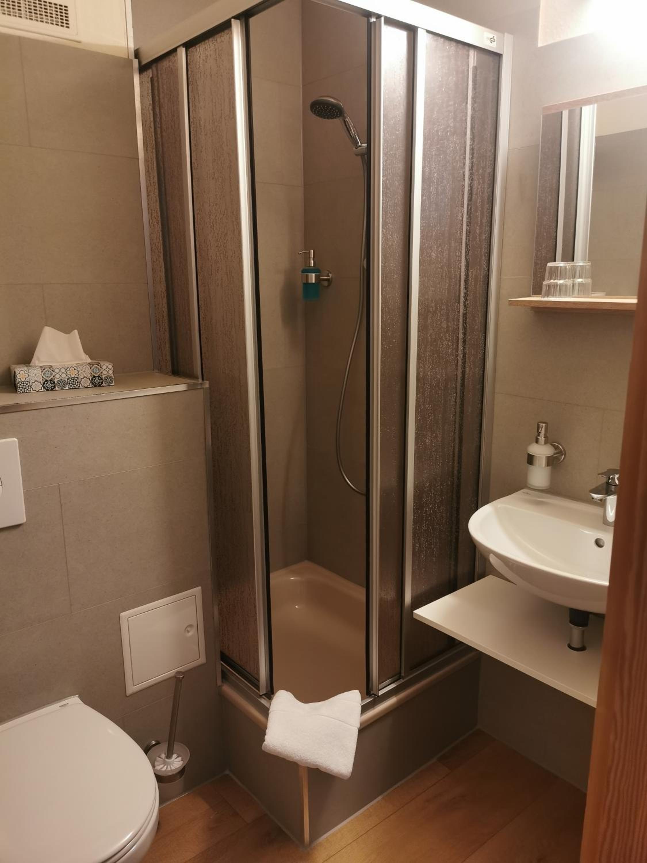 Standard Double Room - Photo 13