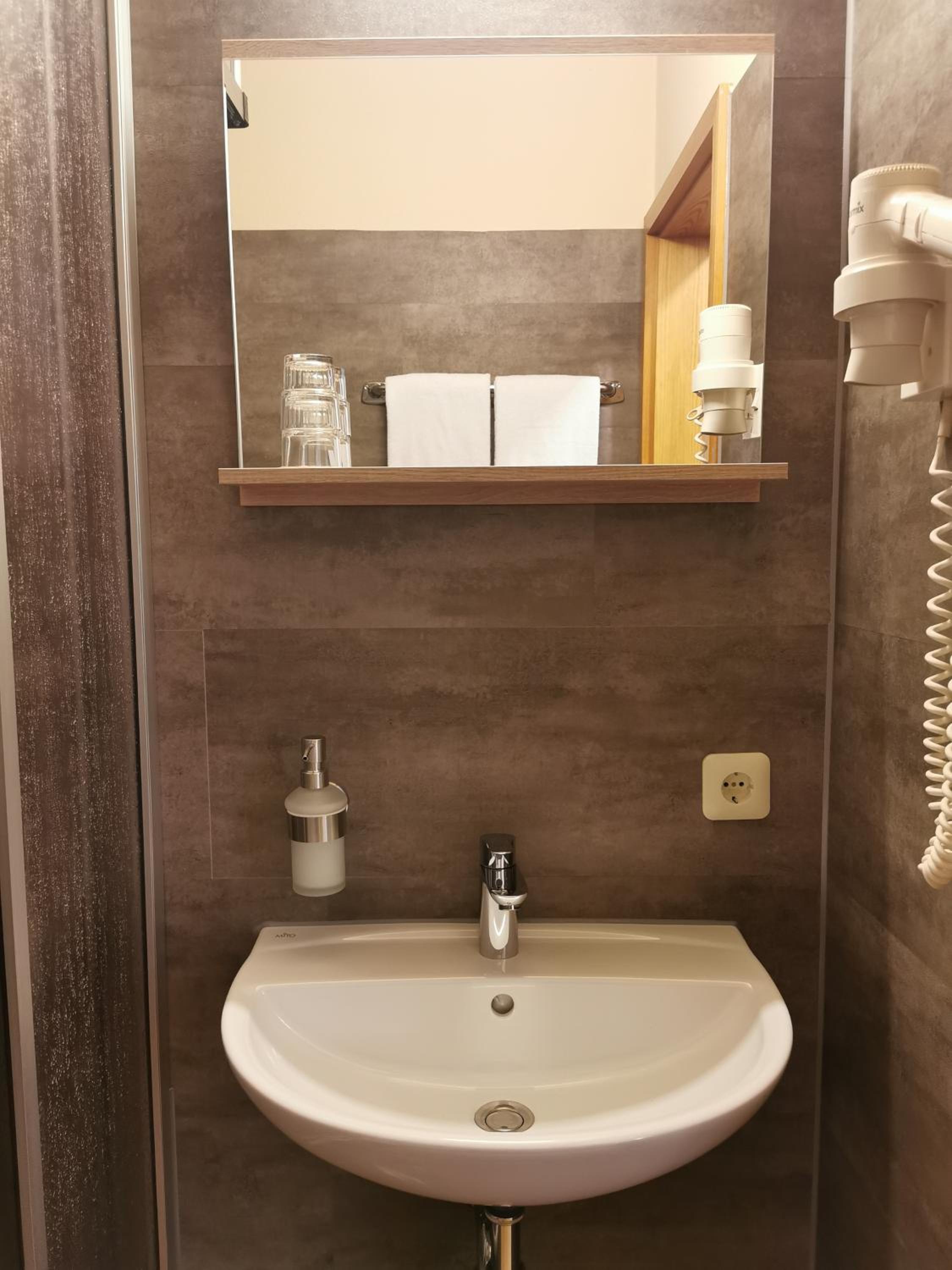 Standard Double Room - Photo 16