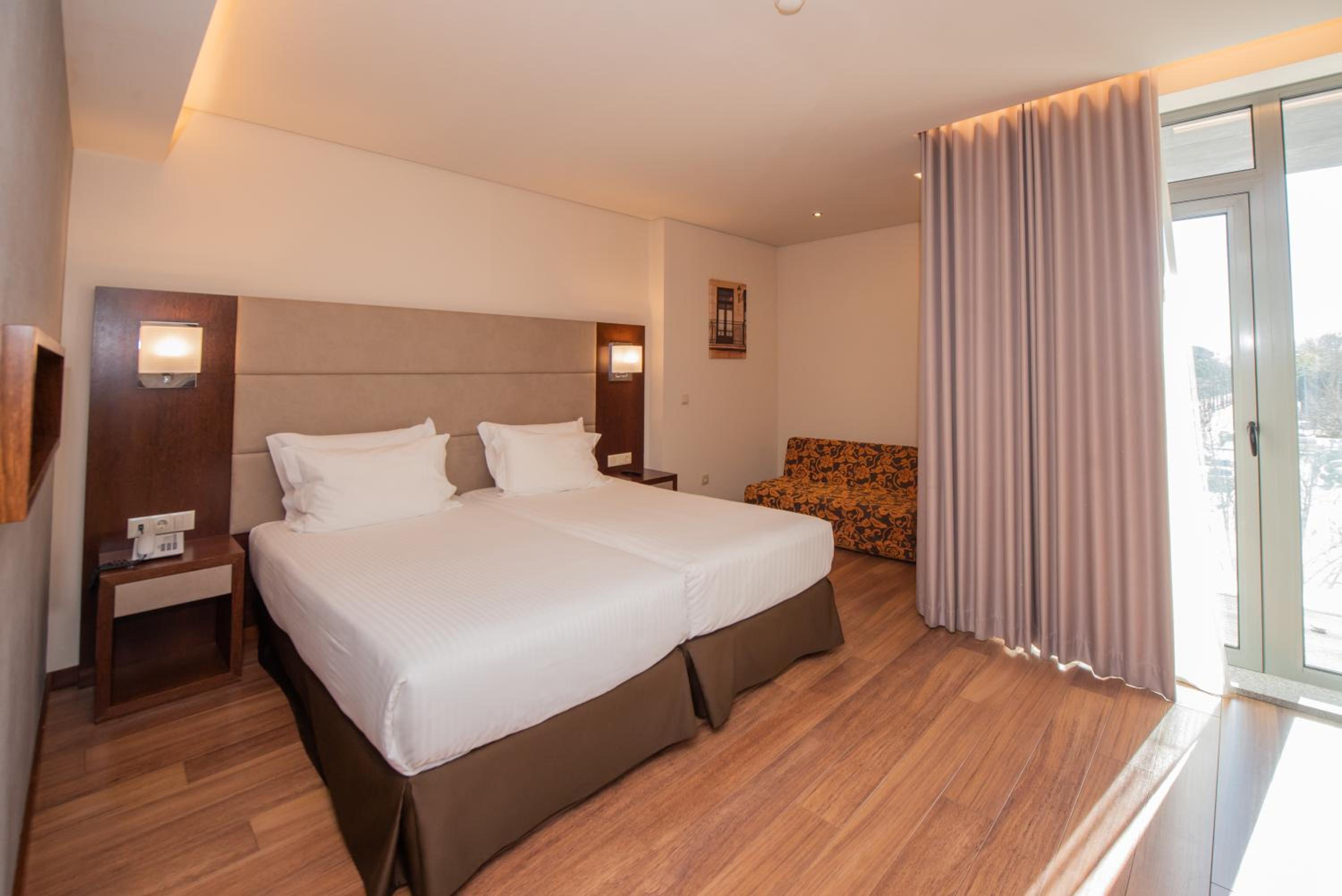 Twin Room with Extra Bed - Photo 5