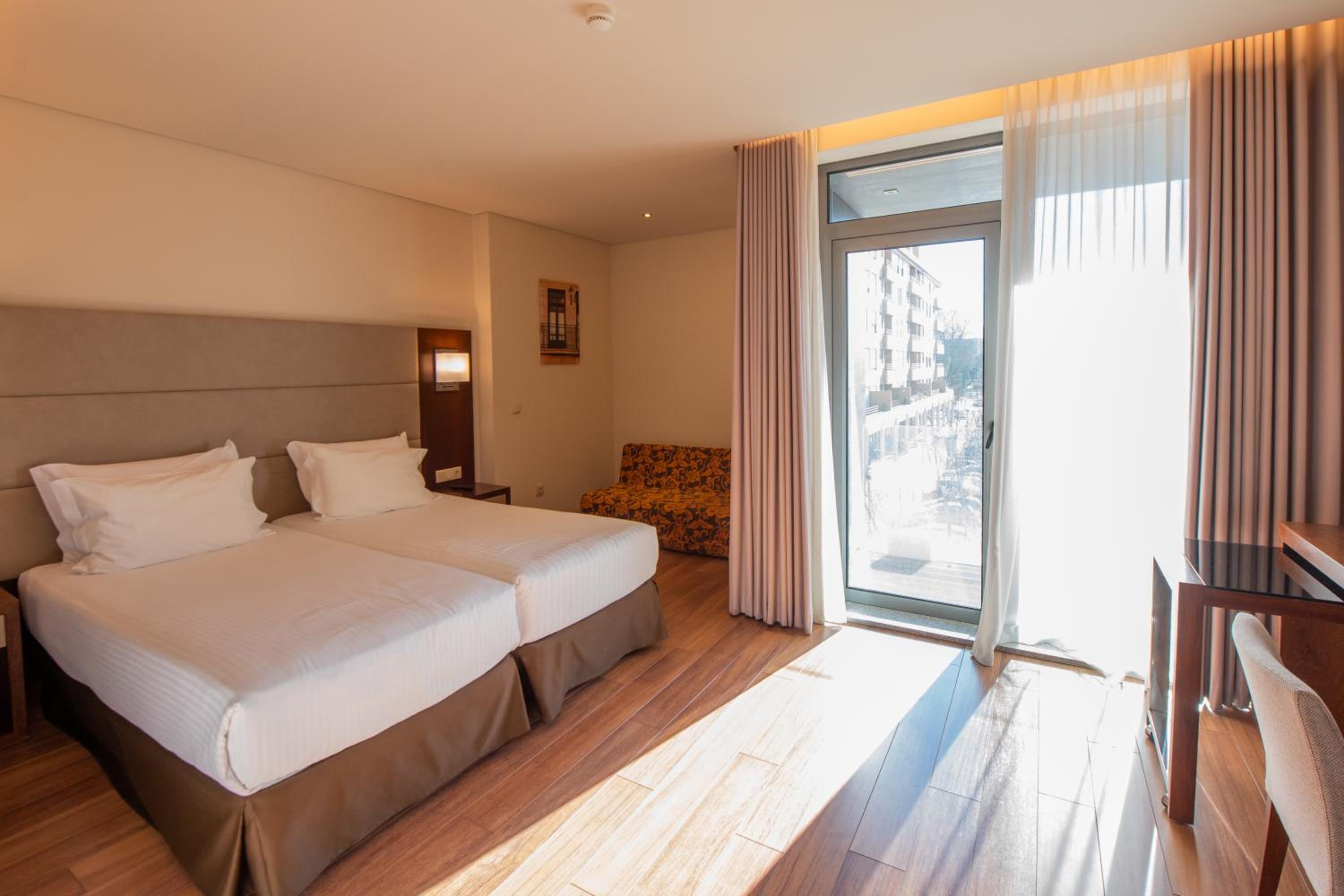 Twin Room with Extra Bed - Photo 1