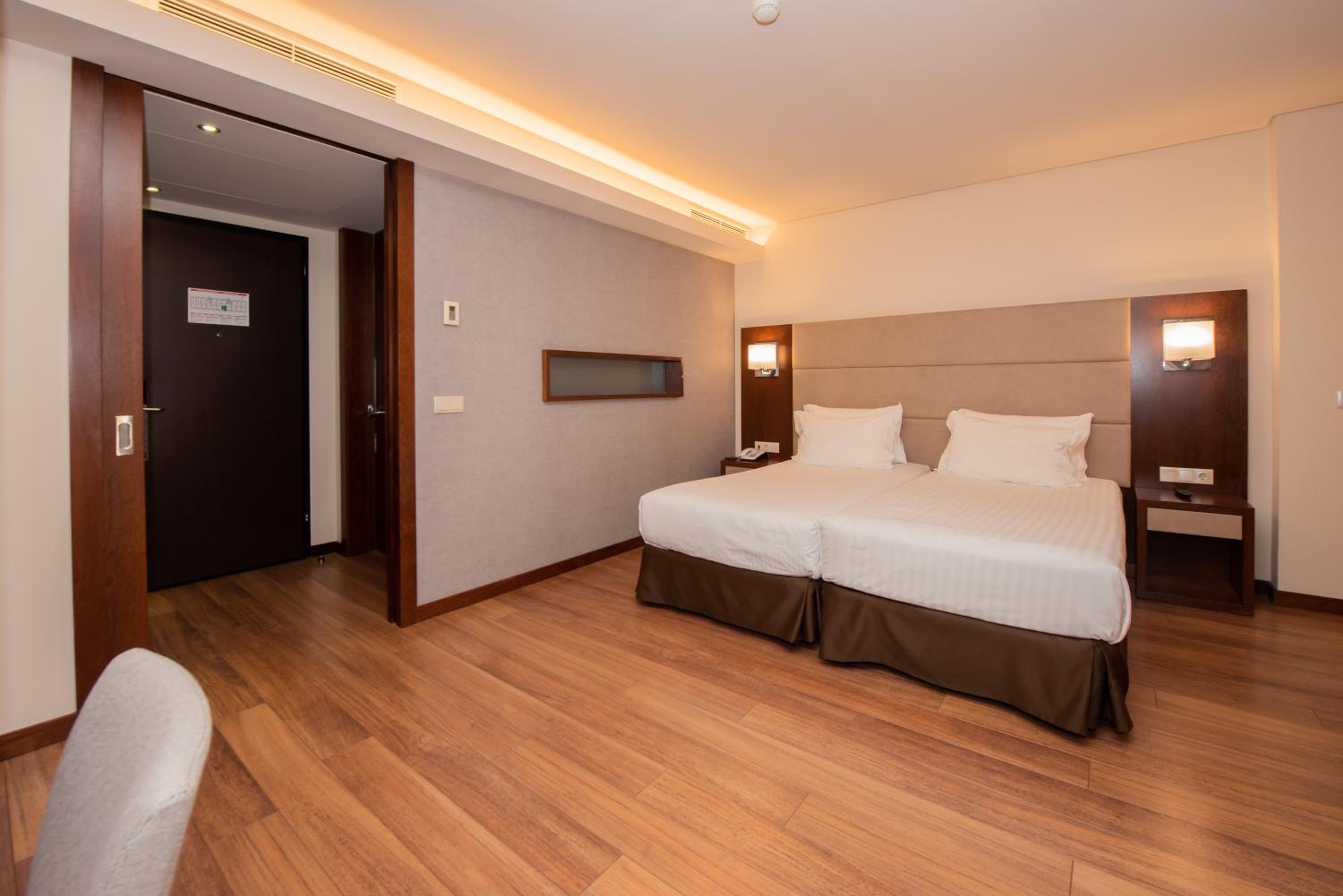 Twin Room with Extra Bed - Photo 6