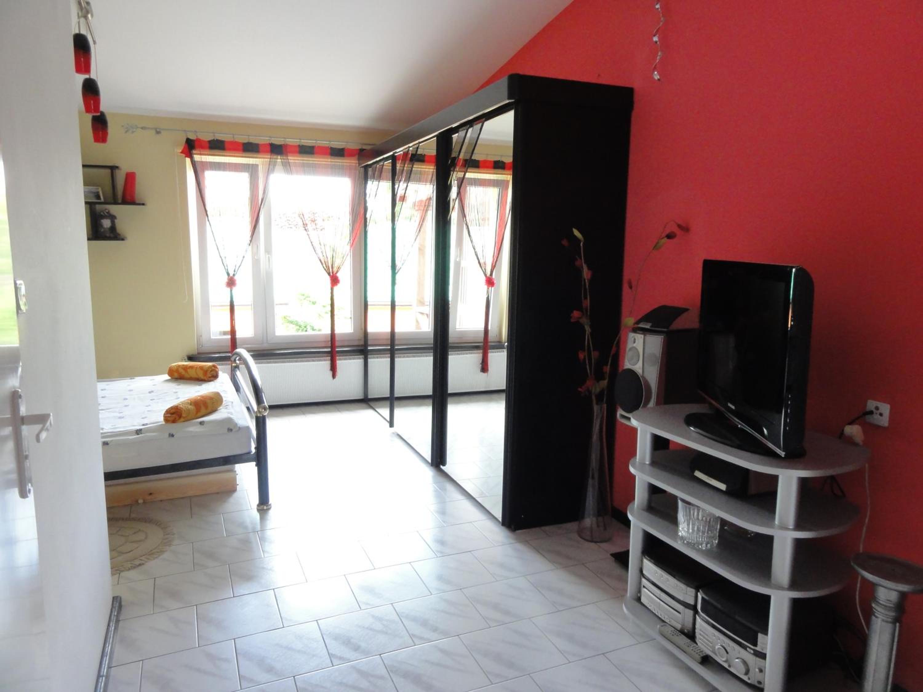One-Bedroom Apartment - Photo 3