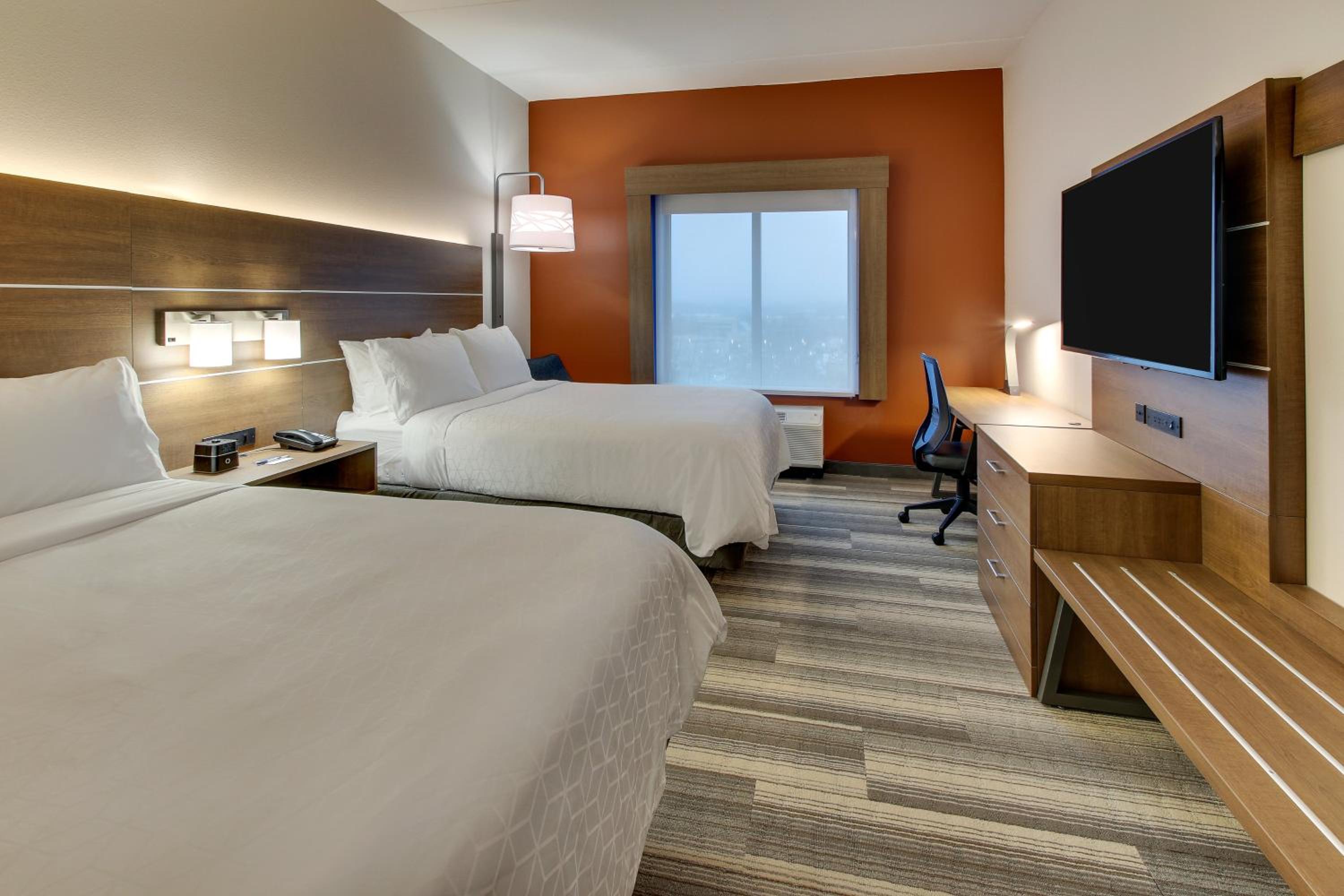 Standard Queen Room with Two Queen Beds - Photo 2