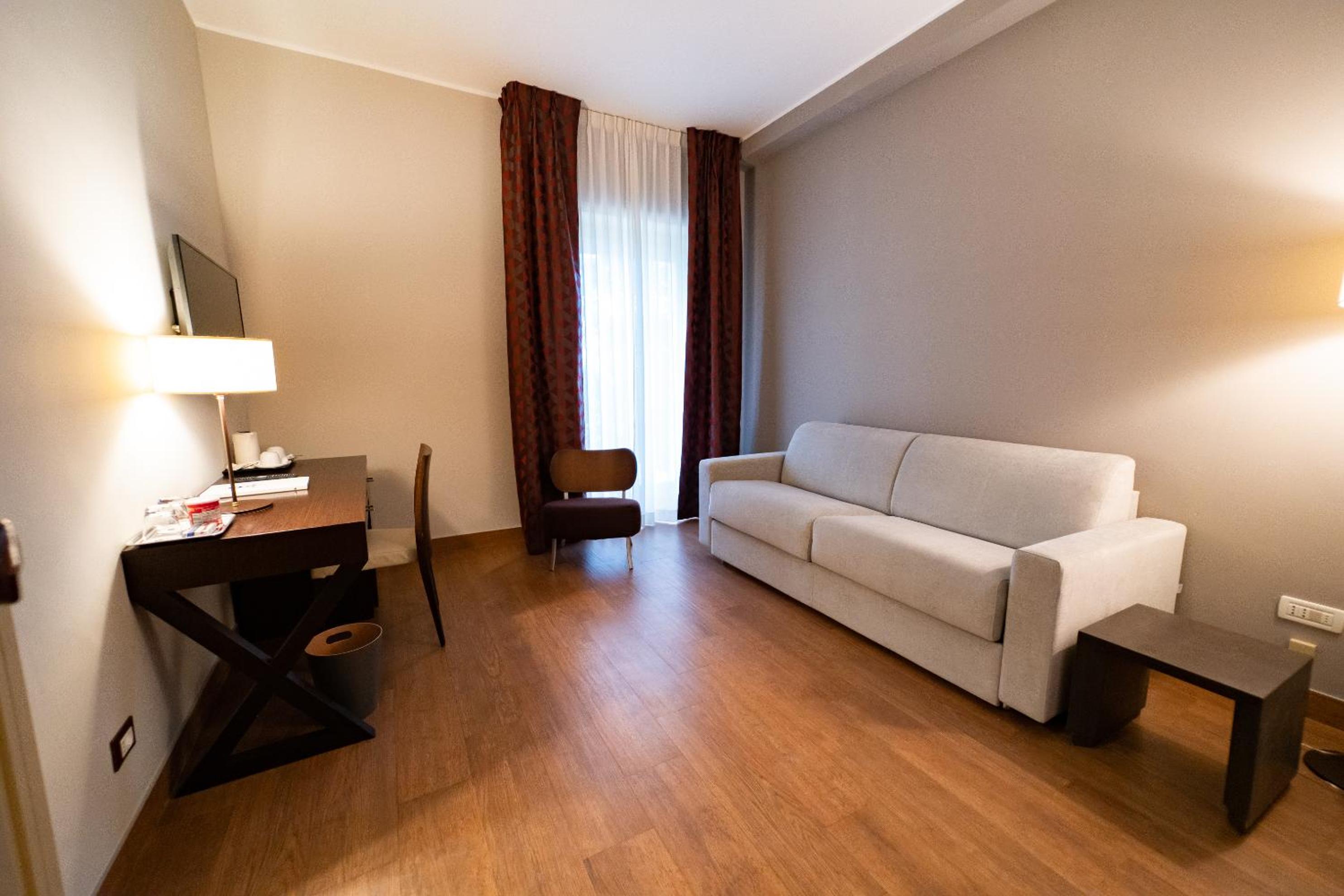 Family Room with One Queen Bed and Sofa Bed - Sea View - Photo 7