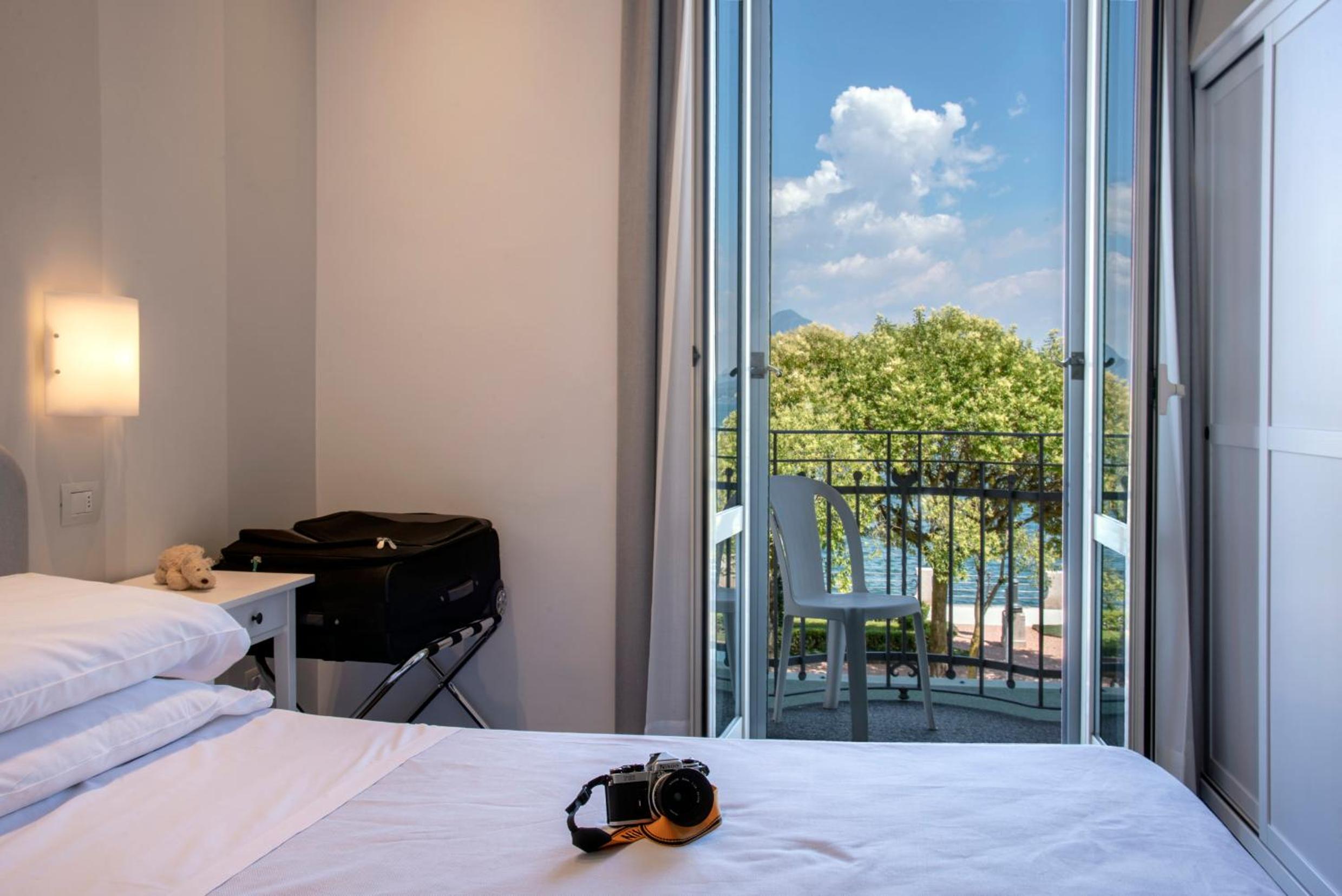 Double Room with Balcony and Lake View - Photo 1