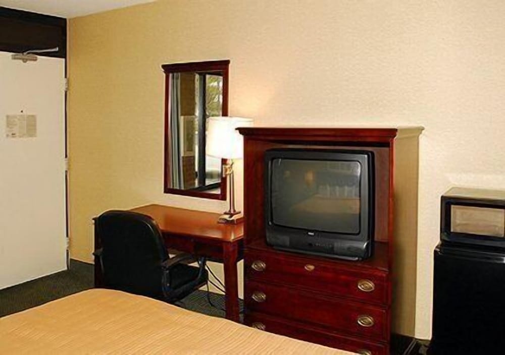 Standard Room, 1 King Bed, Non Smoking - Photo 2