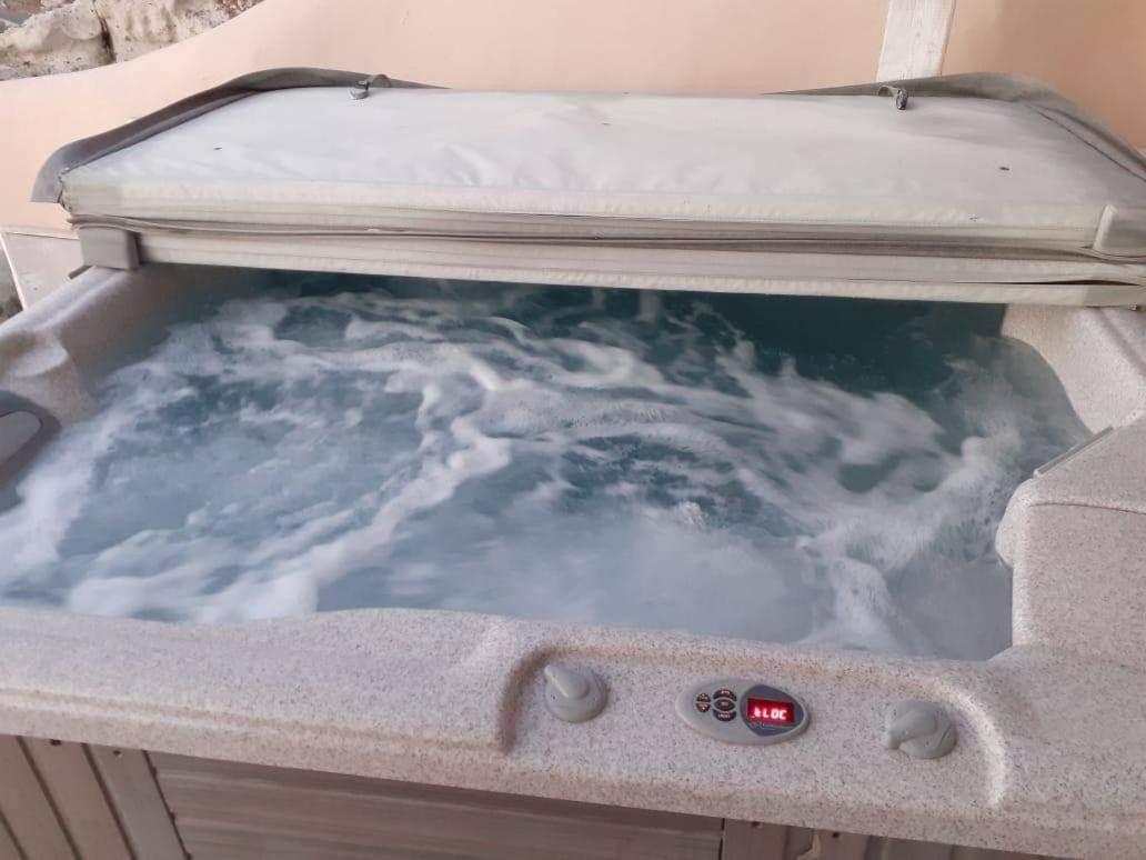 VIP Suite With Private Outdoor Hot Tub & Panoramic Caldera View - Photo 8