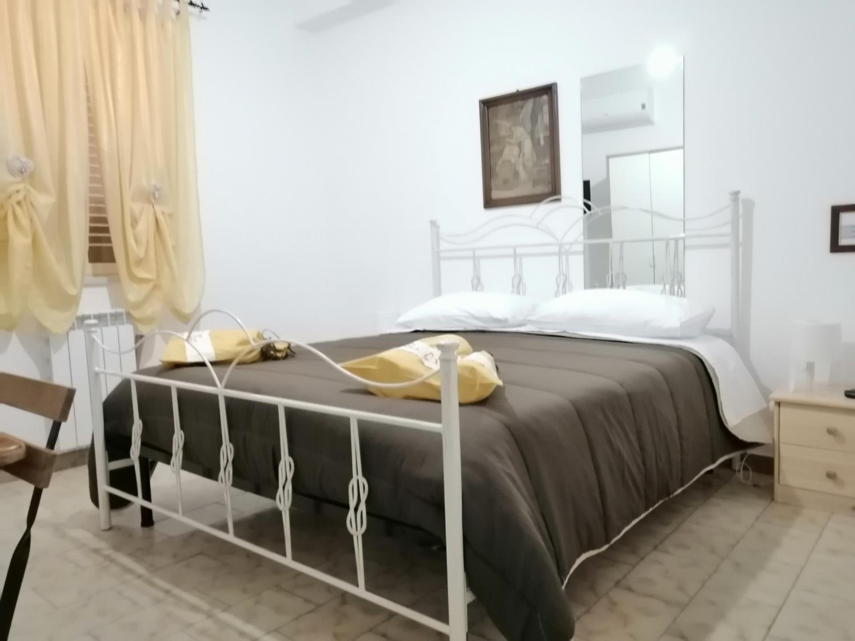 Double Room with Private External Bathroom - Photo 1