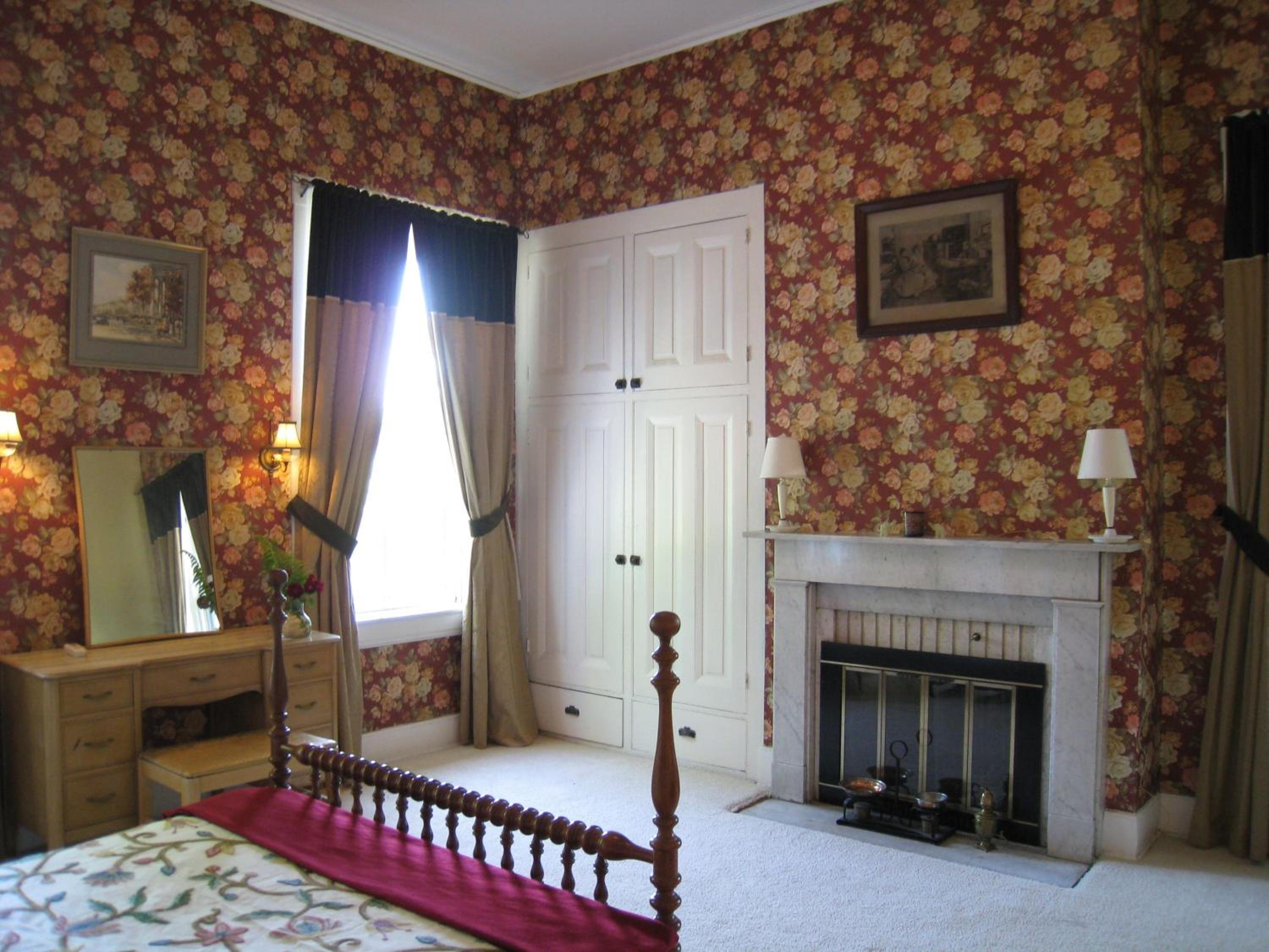 Deluxe Queen Room with Bath photo 1