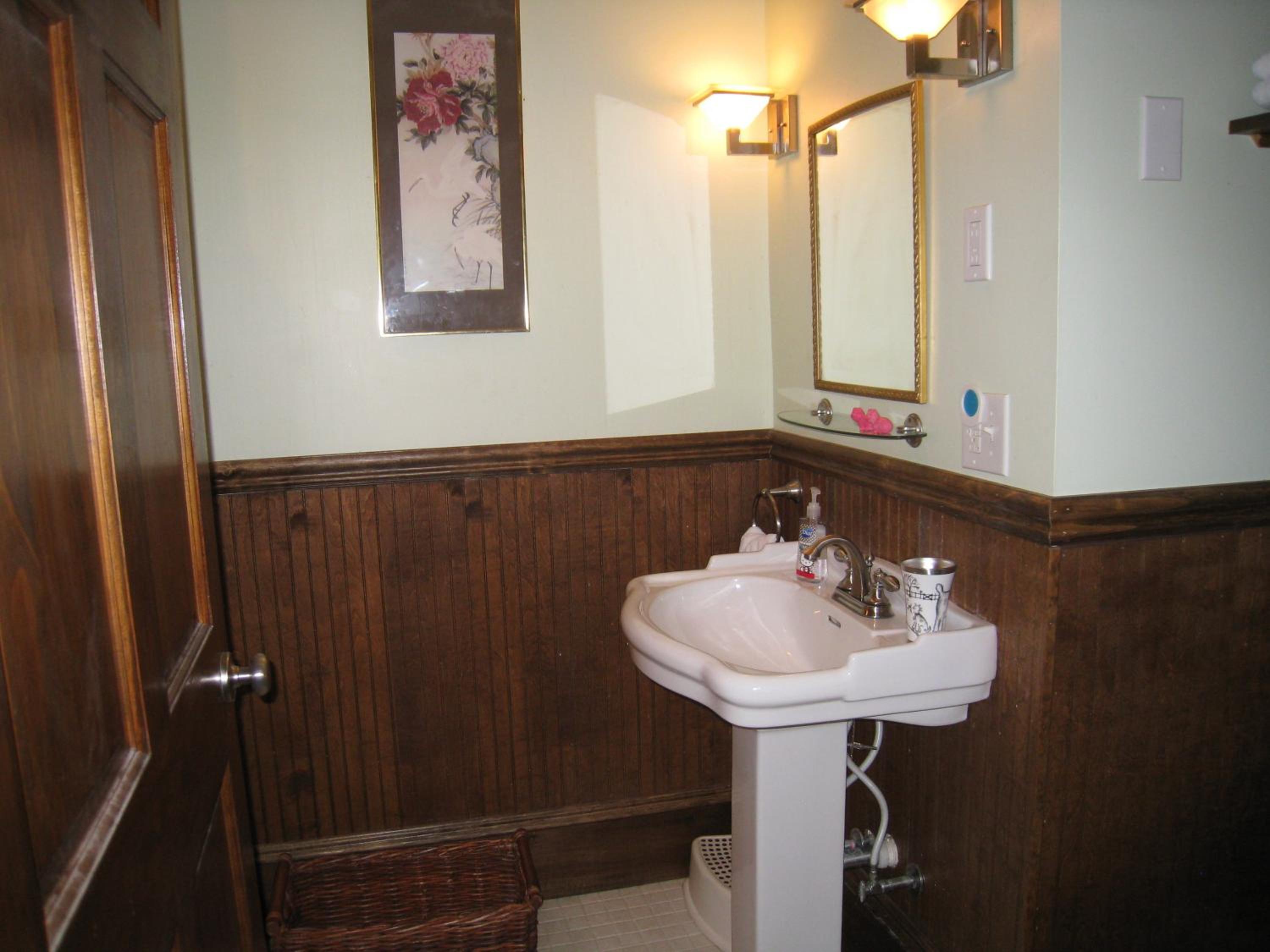 Queen Room with shower photo 3
