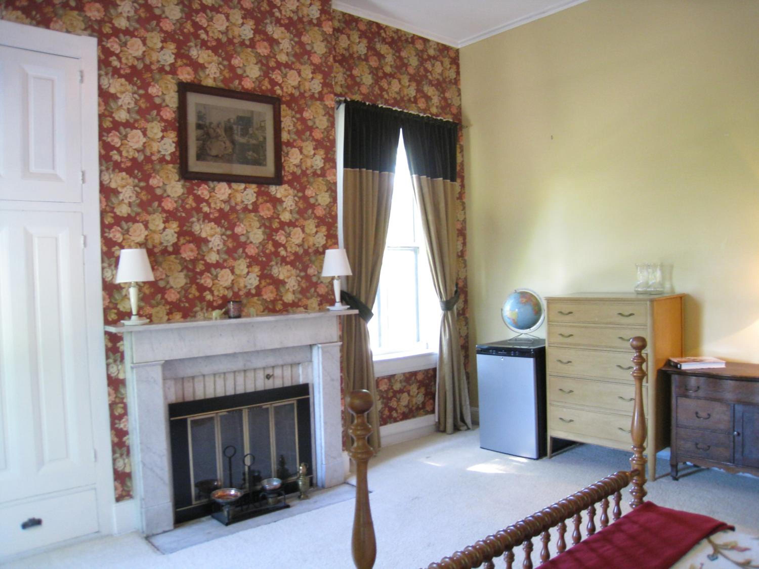 Deluxe Queen Room with Bath photo 3