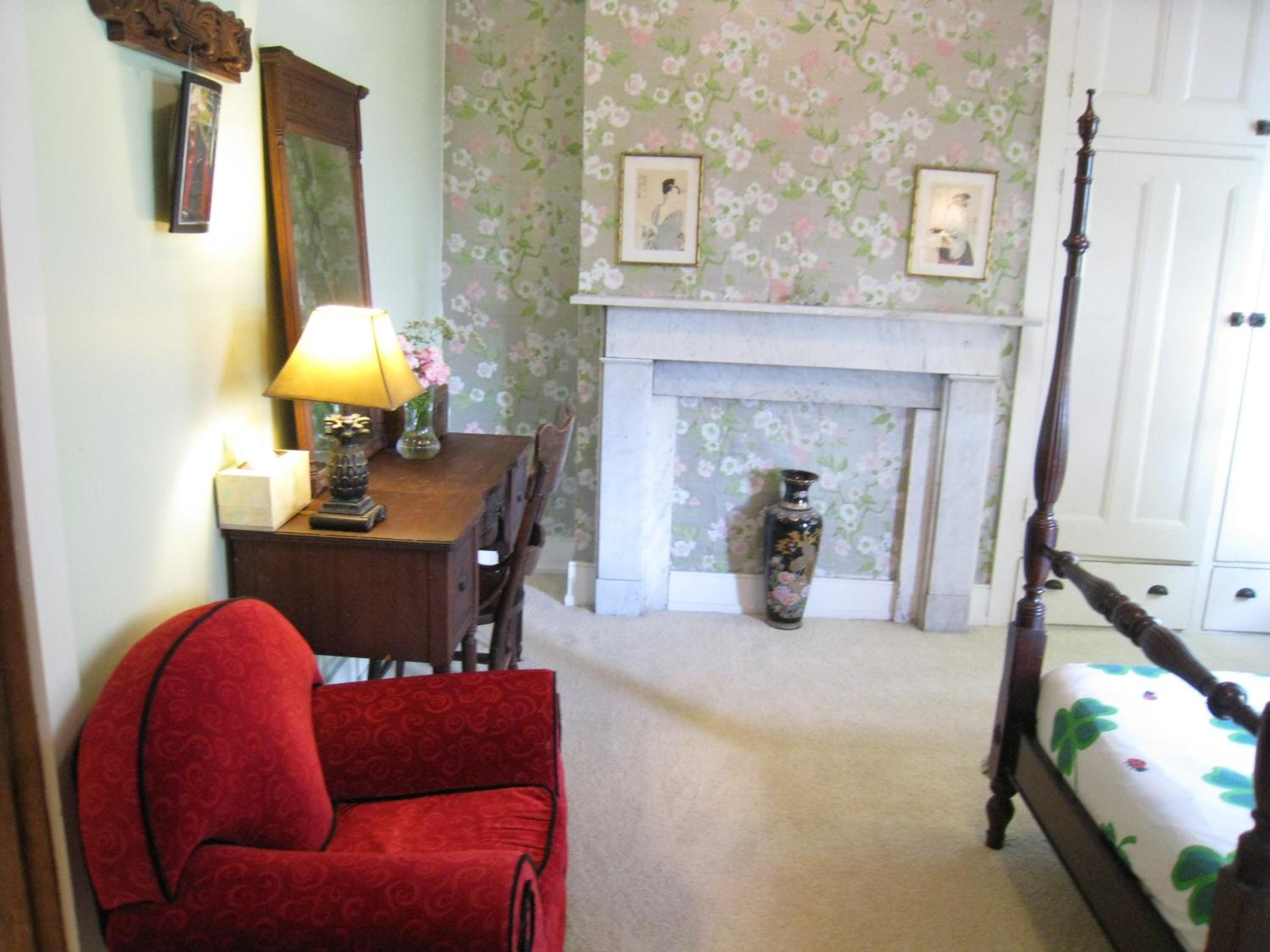 Queen Room with shower photo 2