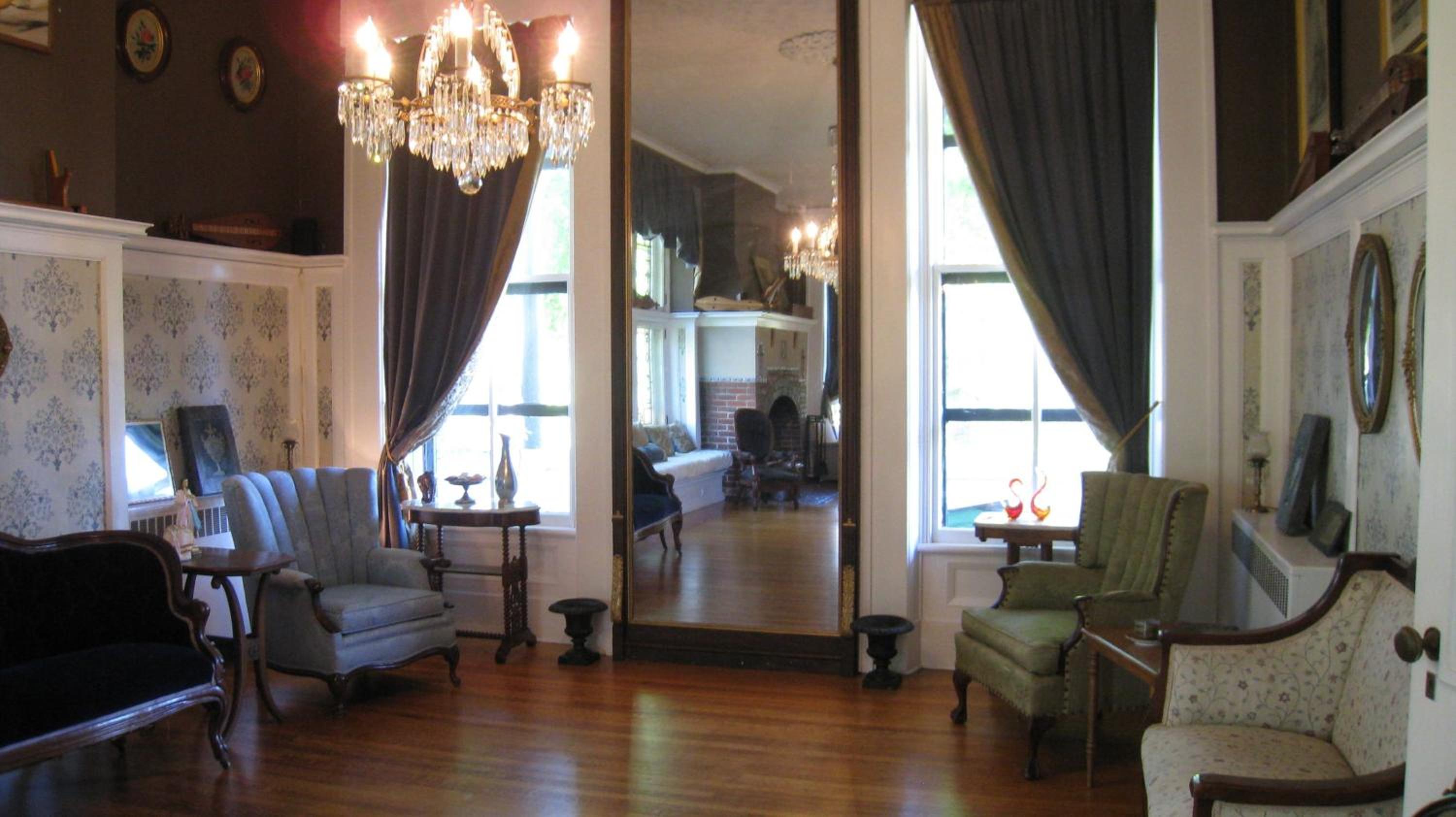 Deluxe Queen Suite photo 2