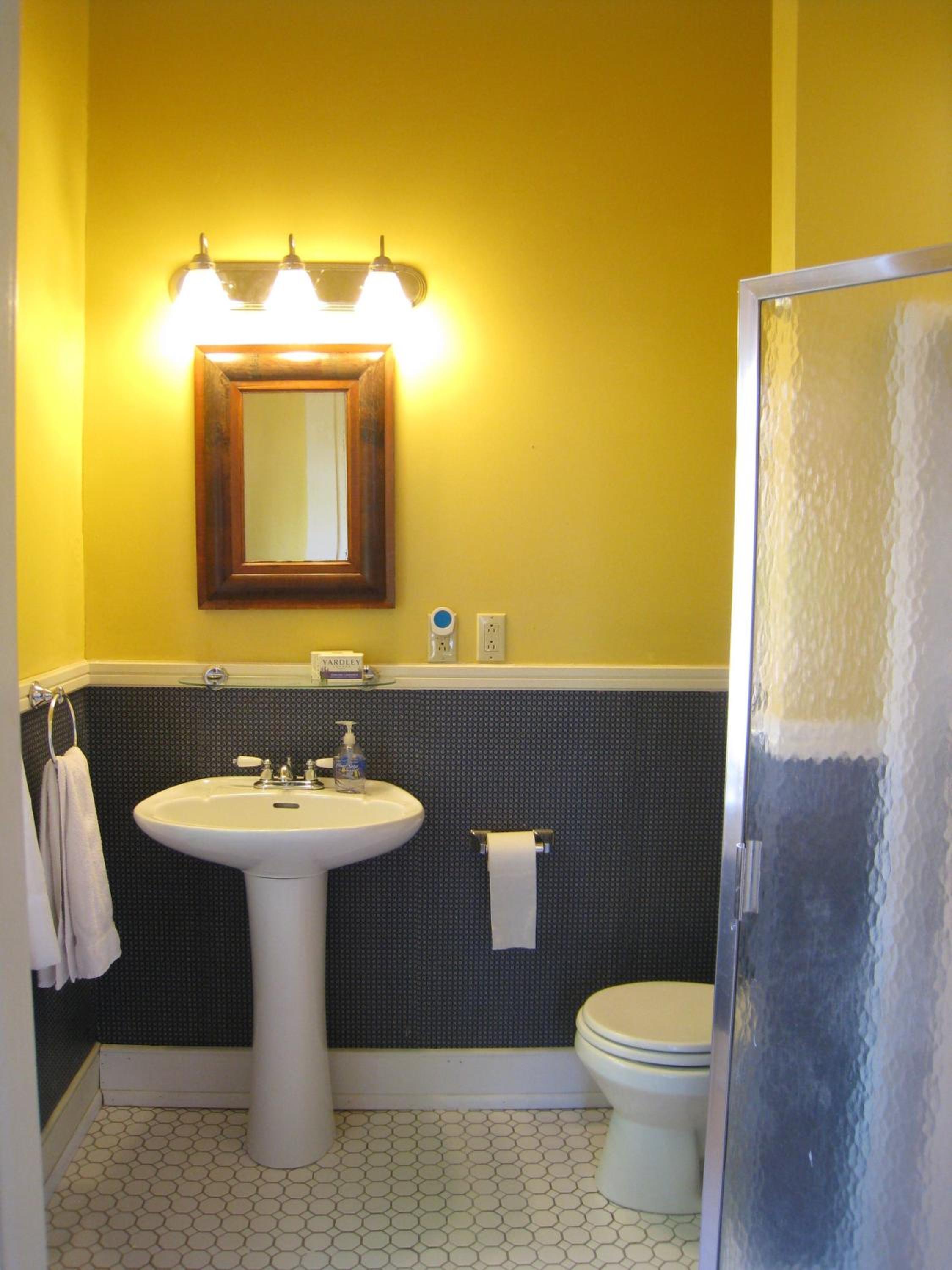 Deluxe Queen Room with Shower photo 3
