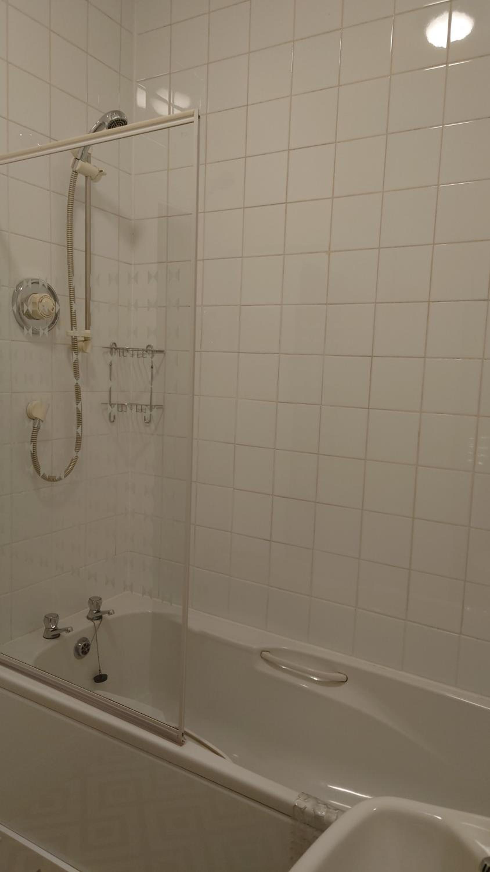 Twin Room with Private Bathroom photo 2