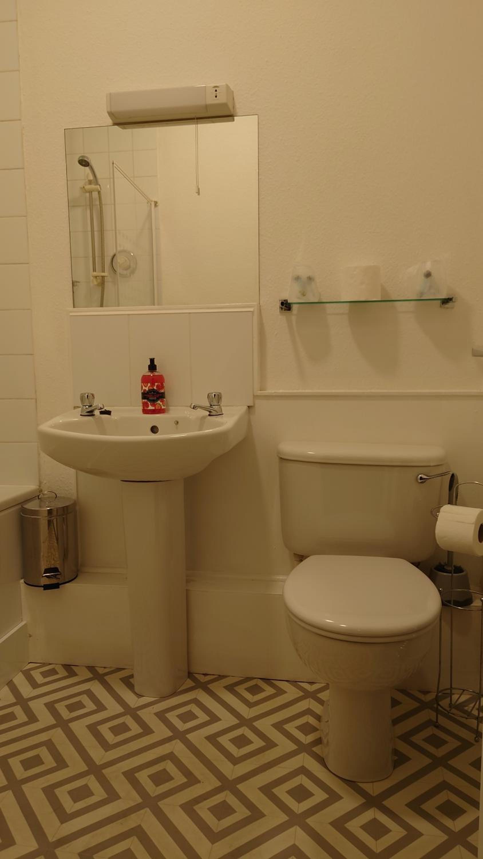 Twin Room with Private Bathroom photo 3