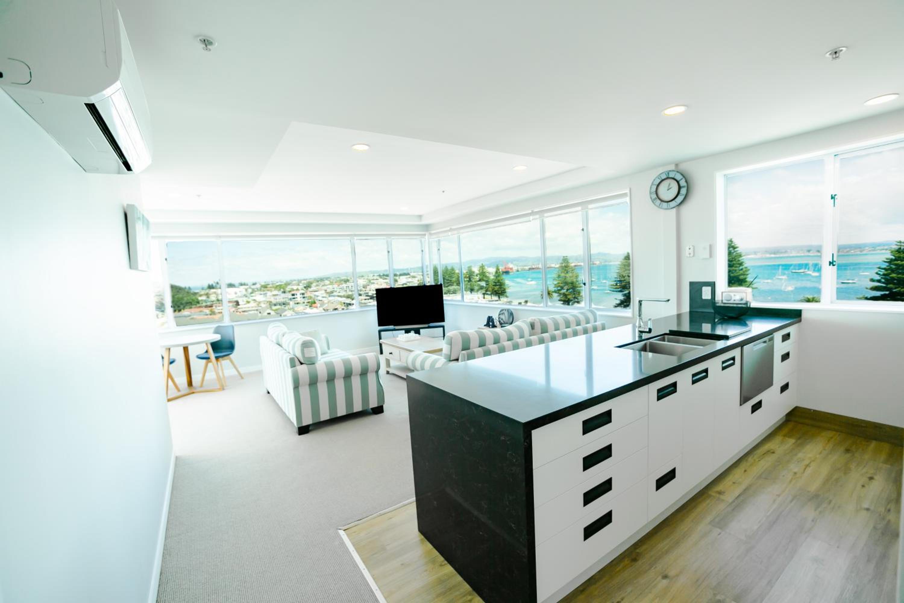 Two-Bedroom Apartment with Ocean and Harbor View photo 2