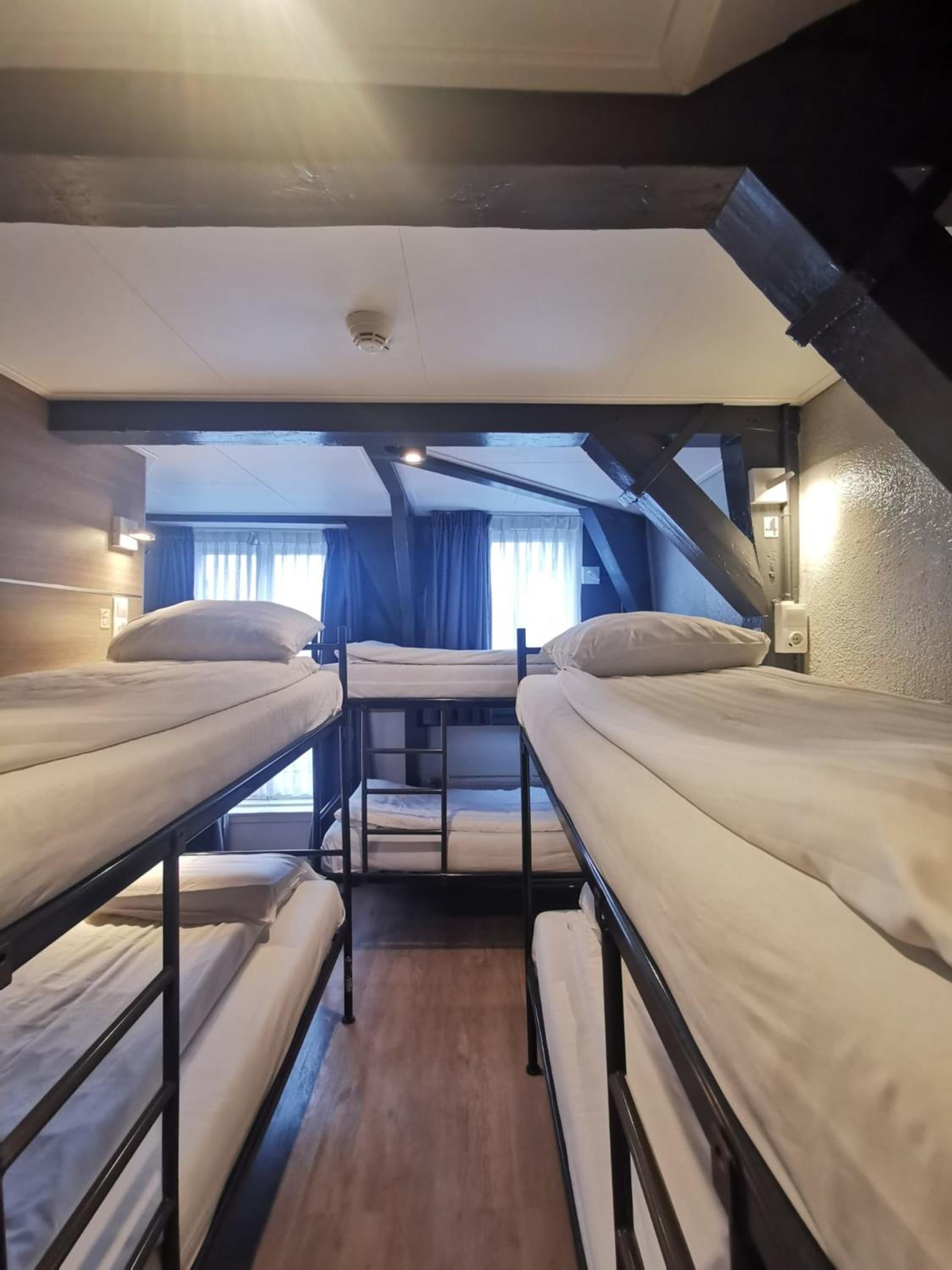 Bed in 6-Bed Mixed Dormitory Room photo 2