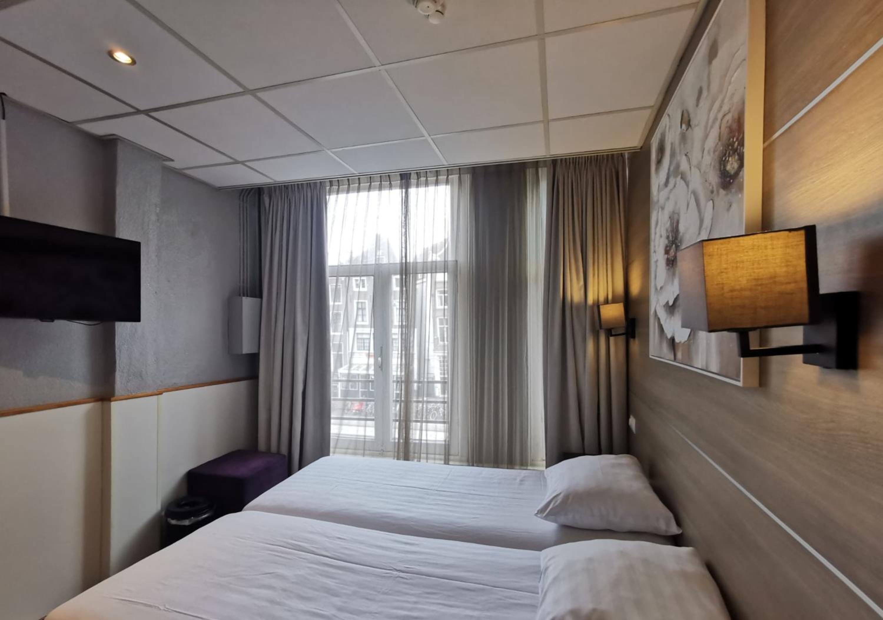 Twin Room with Private Bathroom photo 1