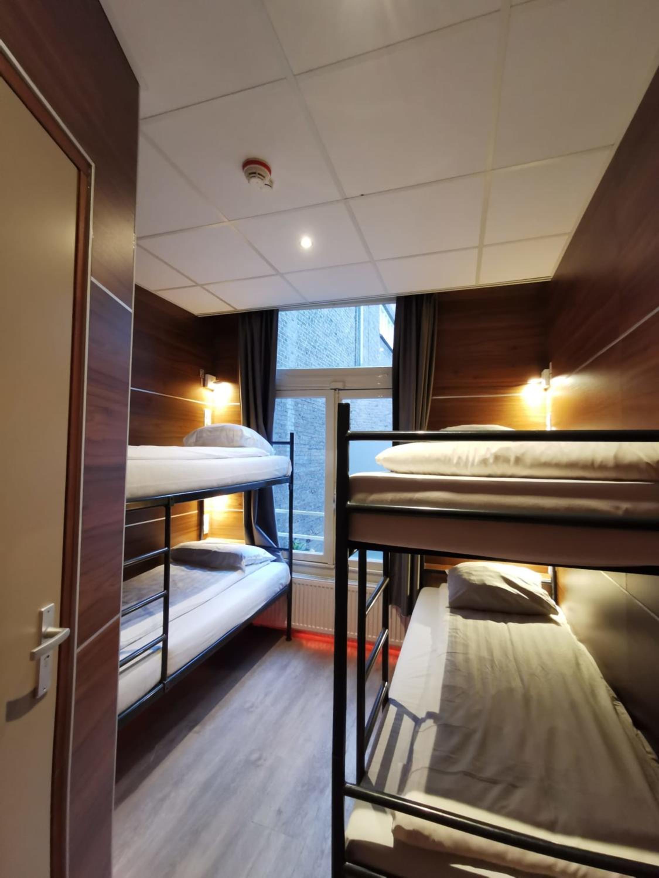 Quadruple Room with Private Bathroom photo 1