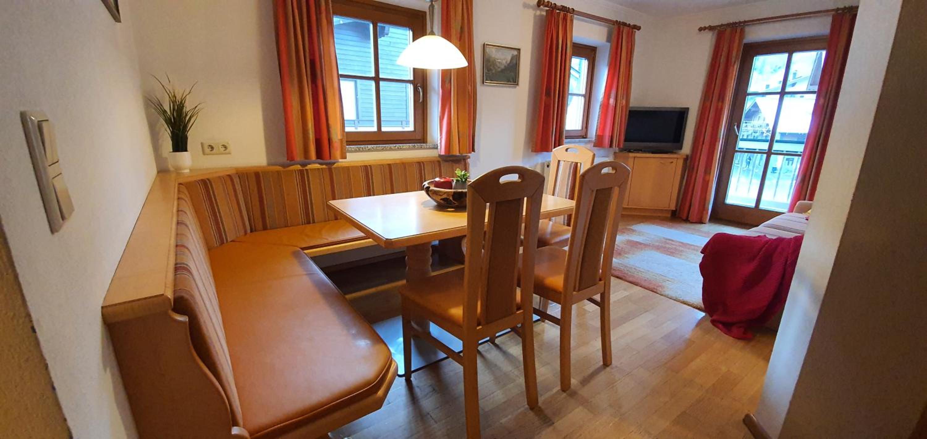Apartment with Mountain View - Photo 3