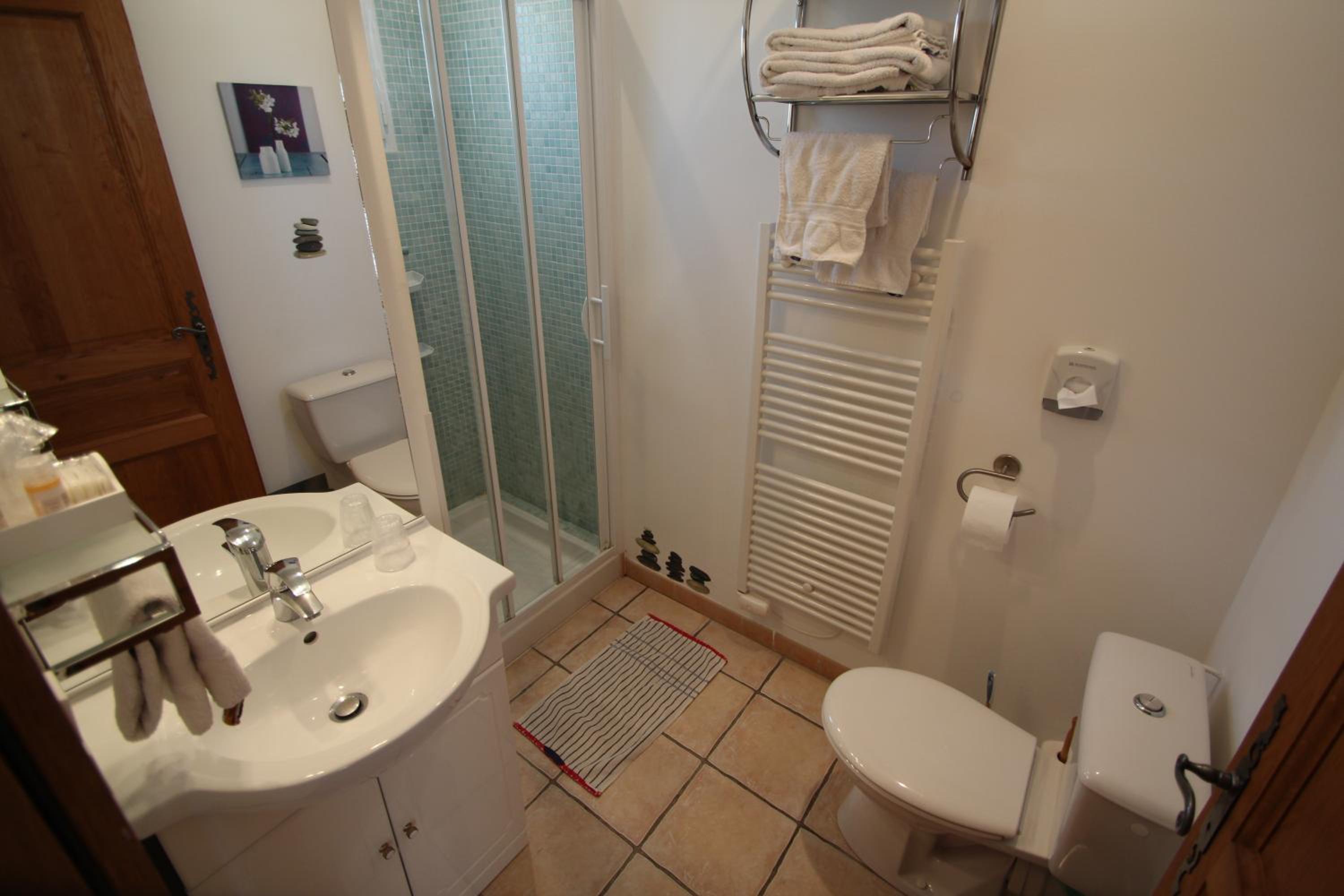 One-Bedroom Apartment (1-4 Adults) with Balcony with hotel services, photo 6