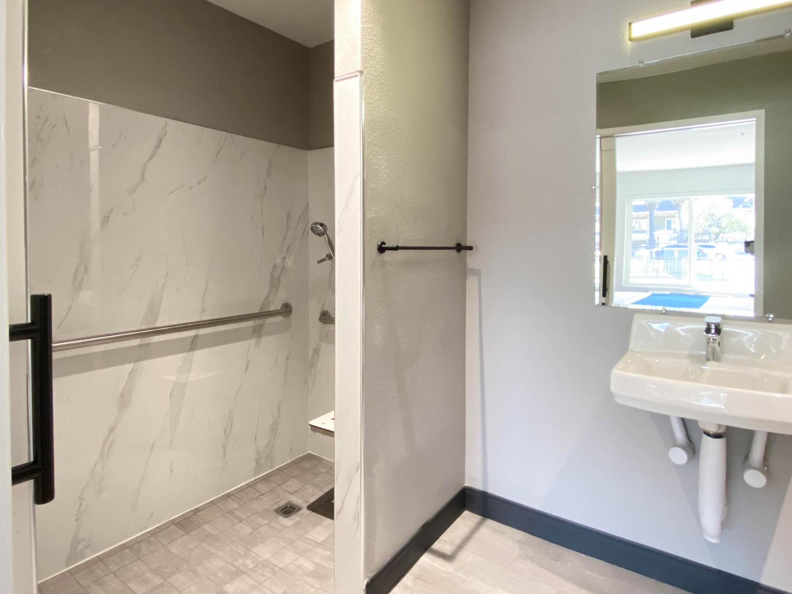 Quadruple Room - Disability Access - Roll in Shower - Photo 6