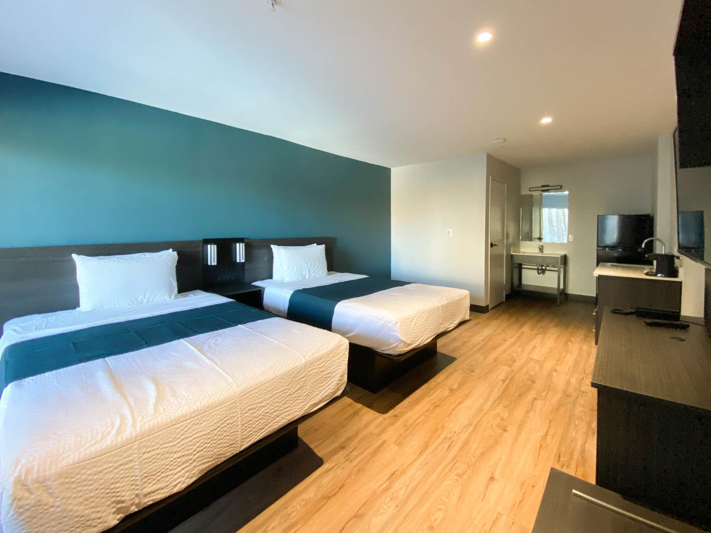 Quadruple Room - Disability Access - Roll in Shower - Photo 4