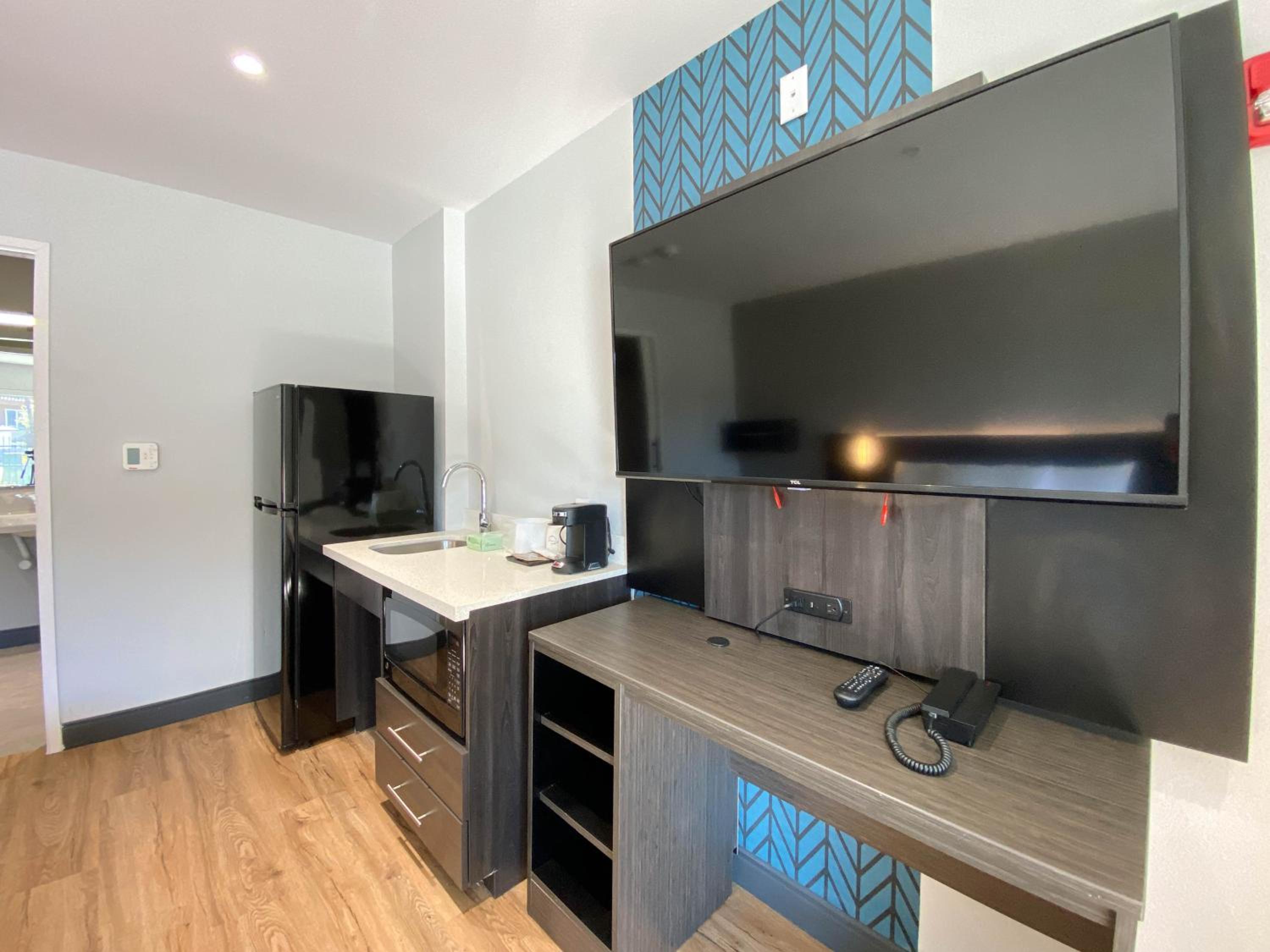 Quadruple Room - Disability Access - Roll in Shower - Photo 8