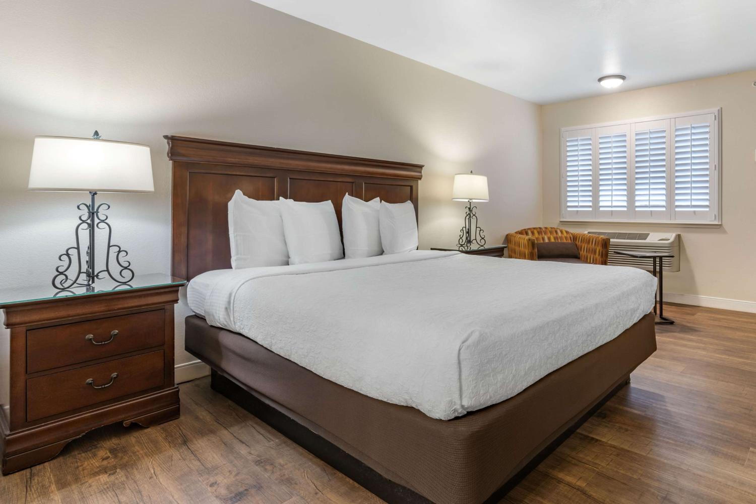 Larger King Room with Spa Bath, Fireplace and Sofa Bed - Non-Smoking - Photo 1