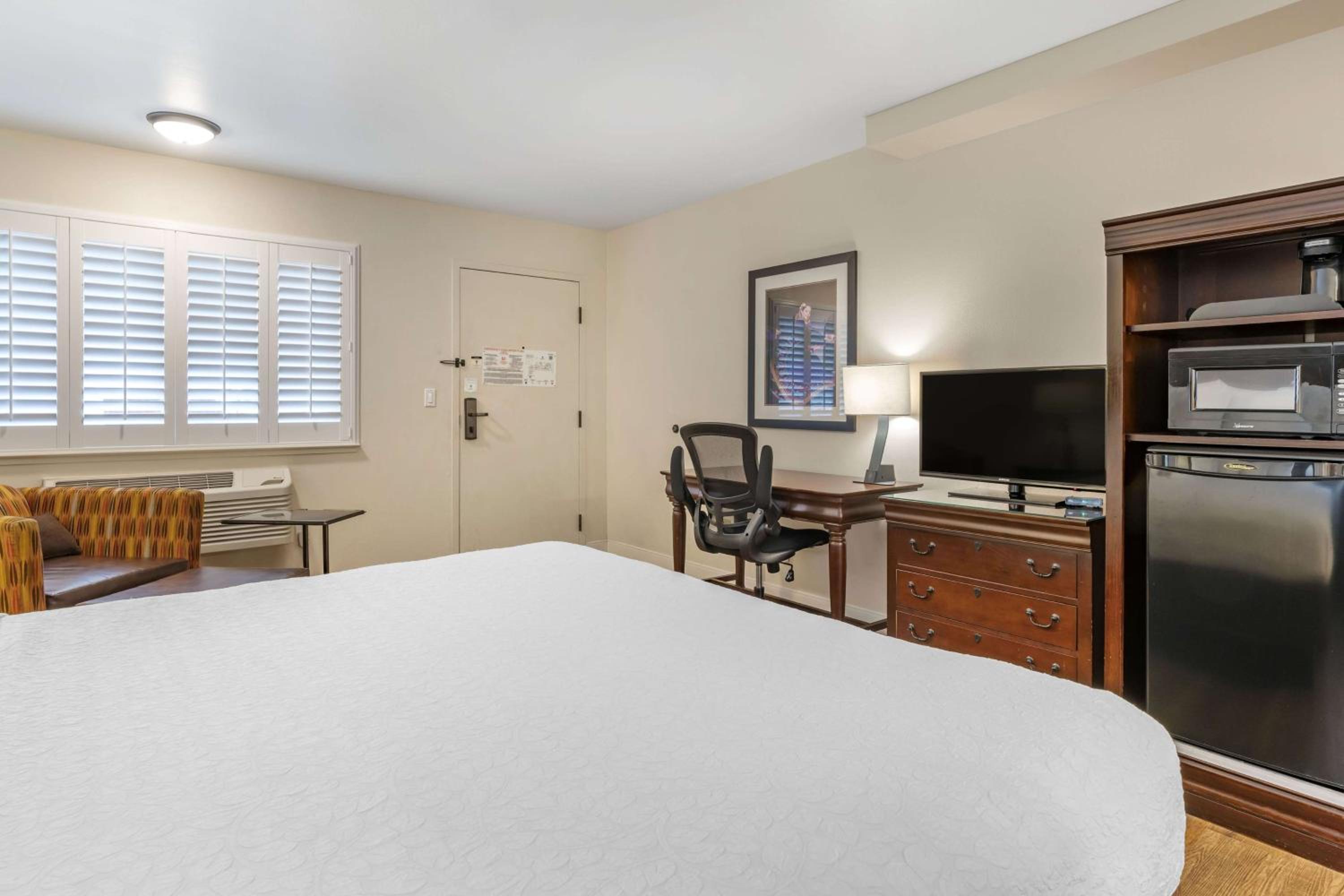Larger King Room with Spa Bath, Fireplace and Sofa Bed - Non-Smoking - Photo 2