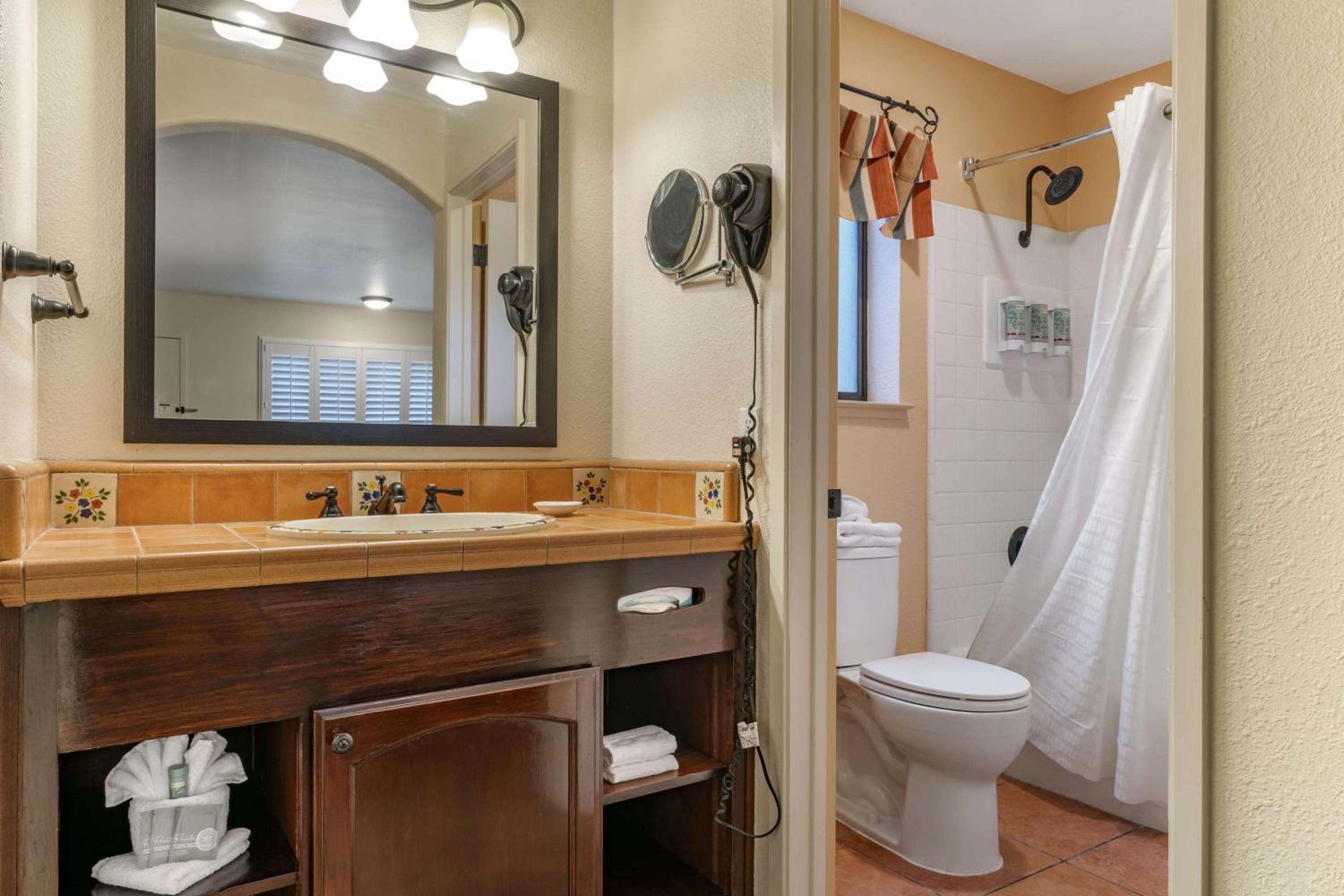Larger King Room with Spa Bath, Fireplace and Sofa Bed - Non-Smoking - Photo 4