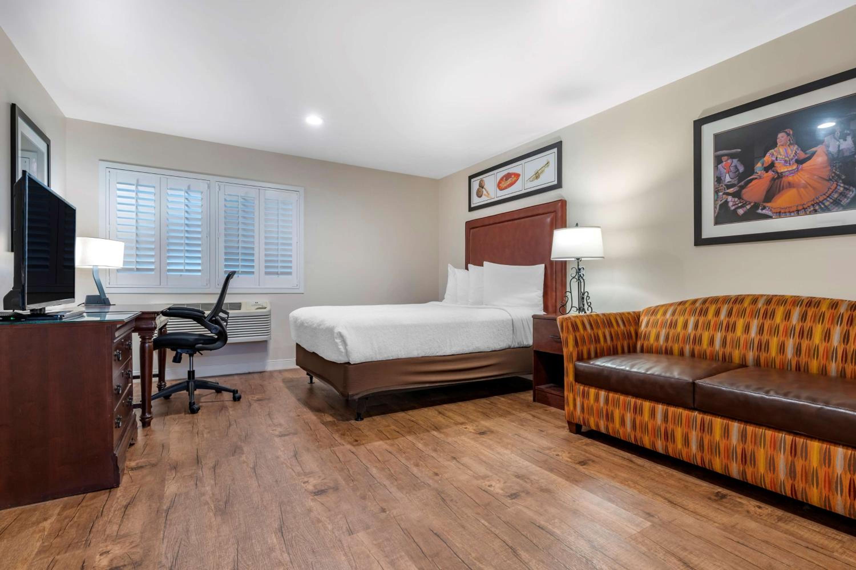 Queen Room with Two Queen Beds, Roll-In Shower, Sofa Bed and Kitchenette - Disability/Non-Smoking - Photo 4