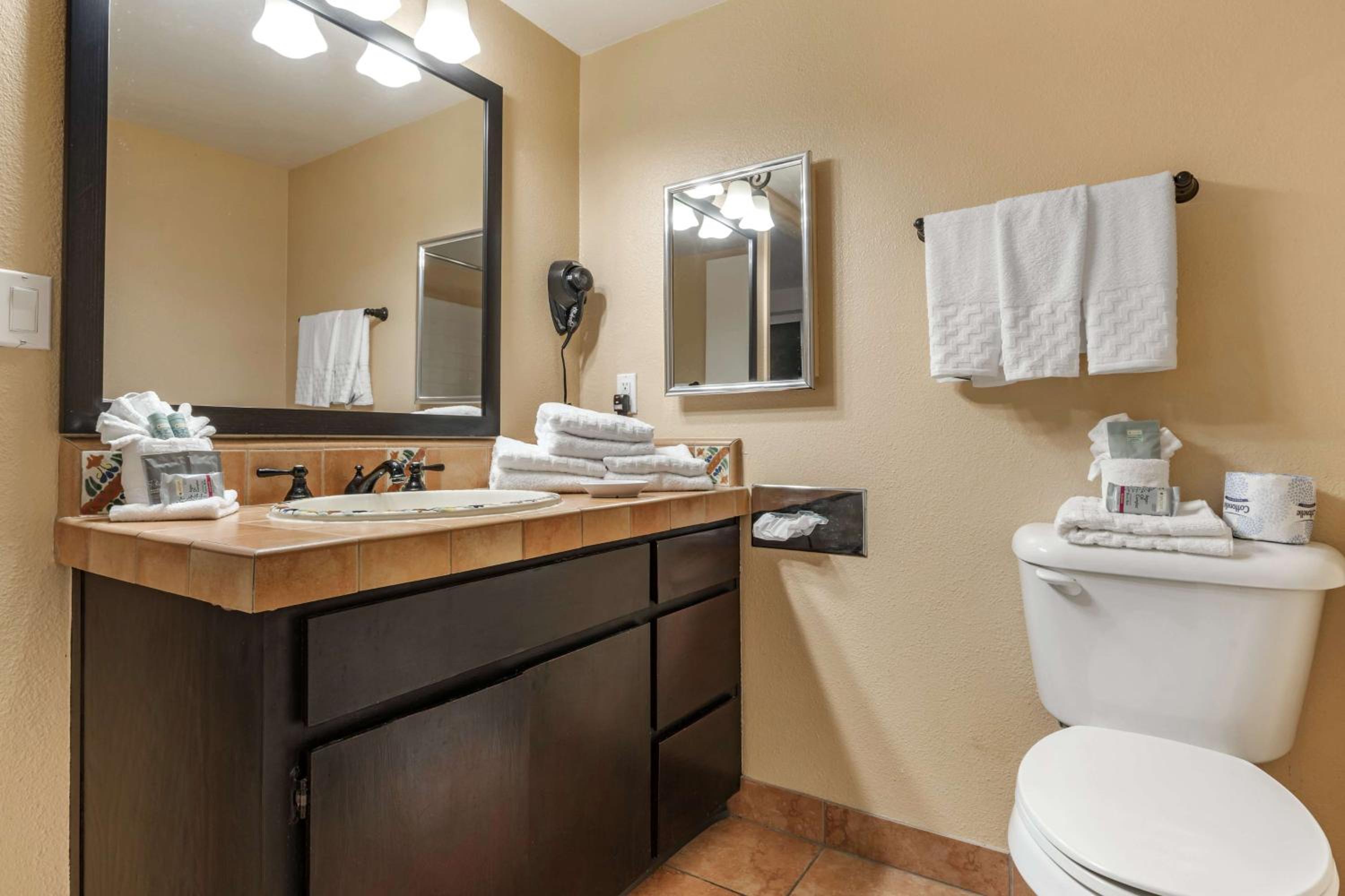 Studio Queen Suite with Two Queen Beds, Sofa Bed, Full Kitchen and Patio - Non-Smoking - Photo 2