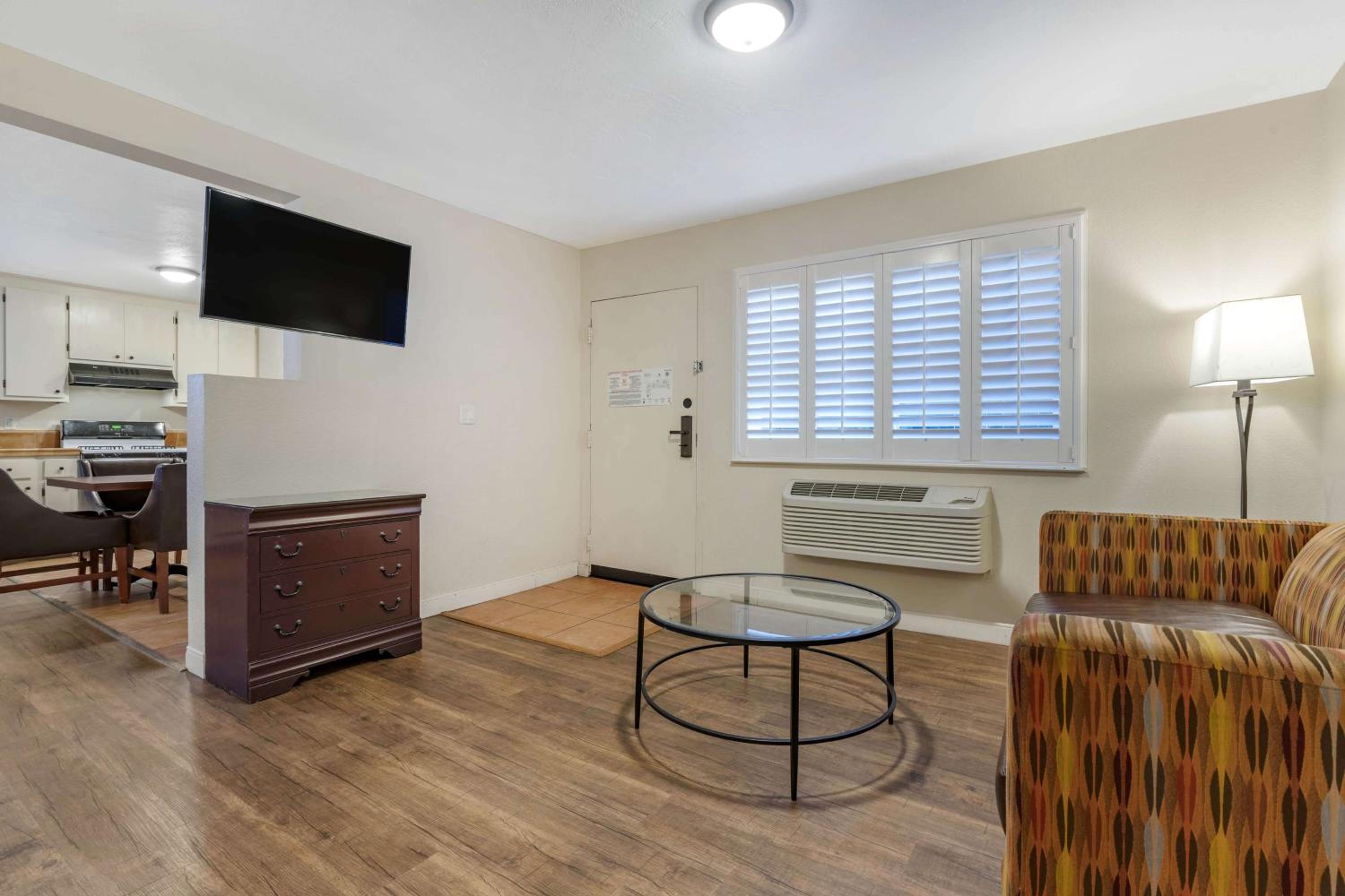 Studio Queen Suite with Two Queen Beds, Sofa Bed, Full Kitchen and Patio - Non-Smoking - Photo 4