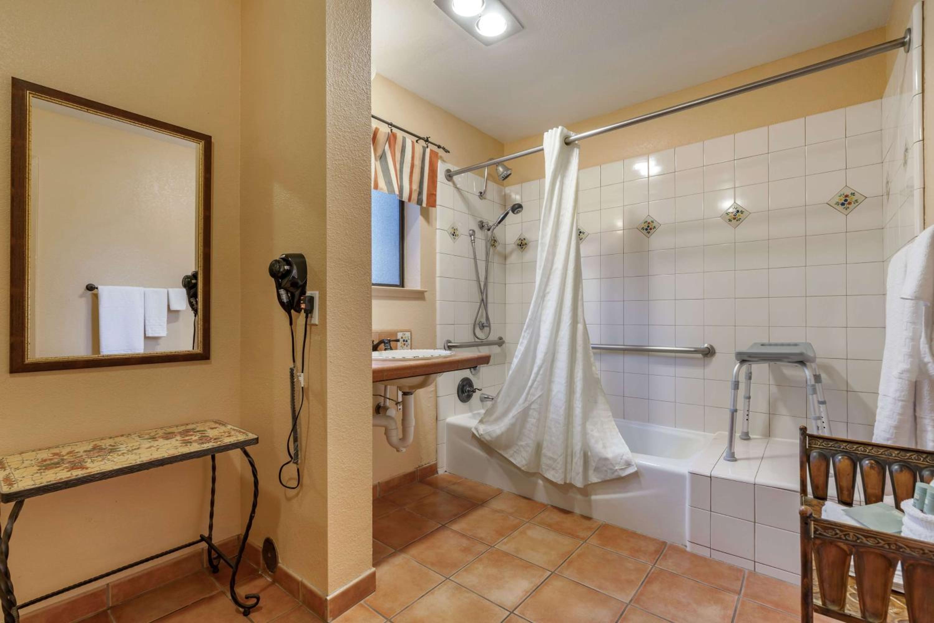 Queen Room - Disability Access - Non-Smoking - Photo 4