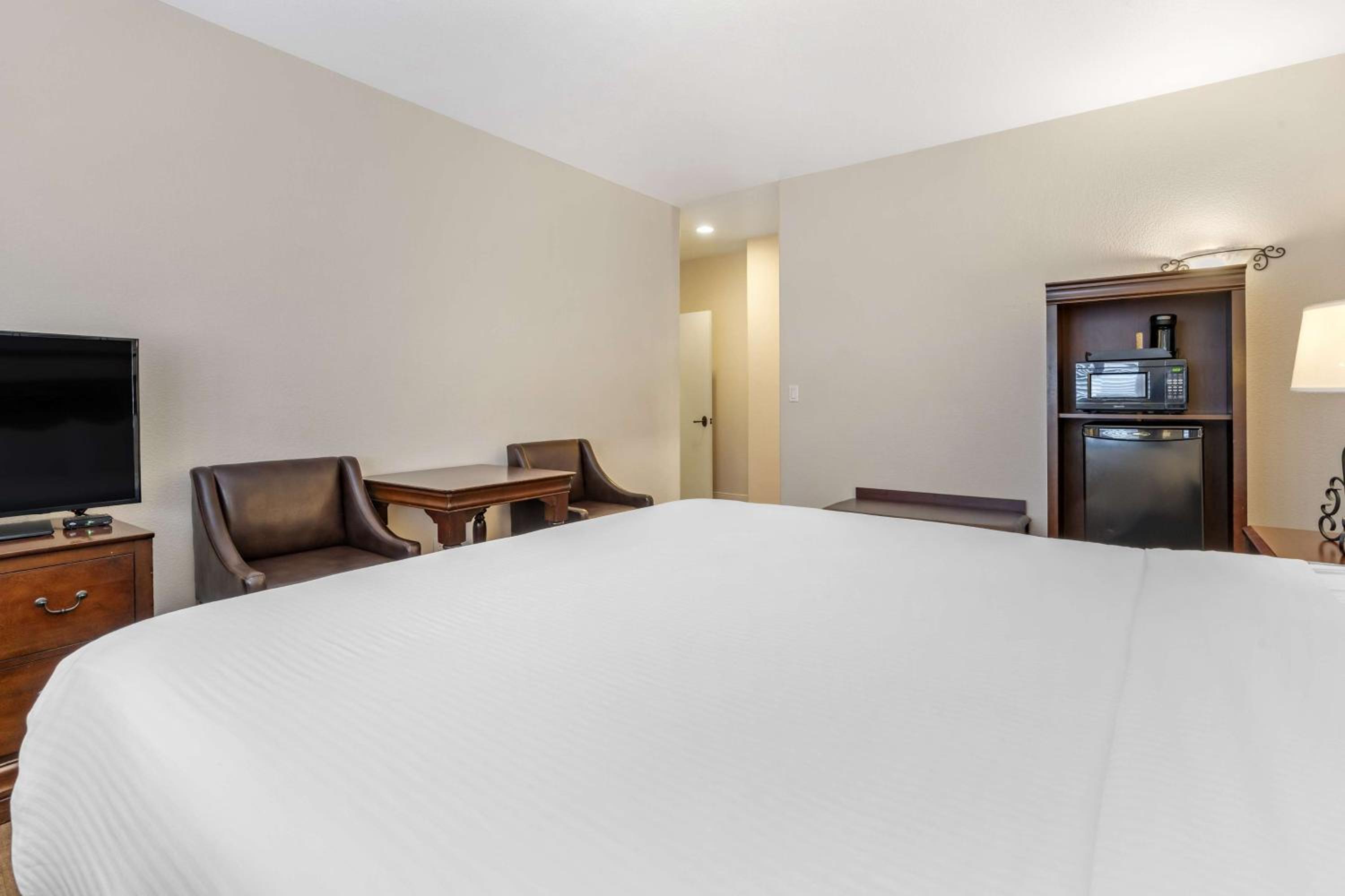 Two-Bedroom Suite with One King and One Queen Bed - Non-Smoking - Photo 4