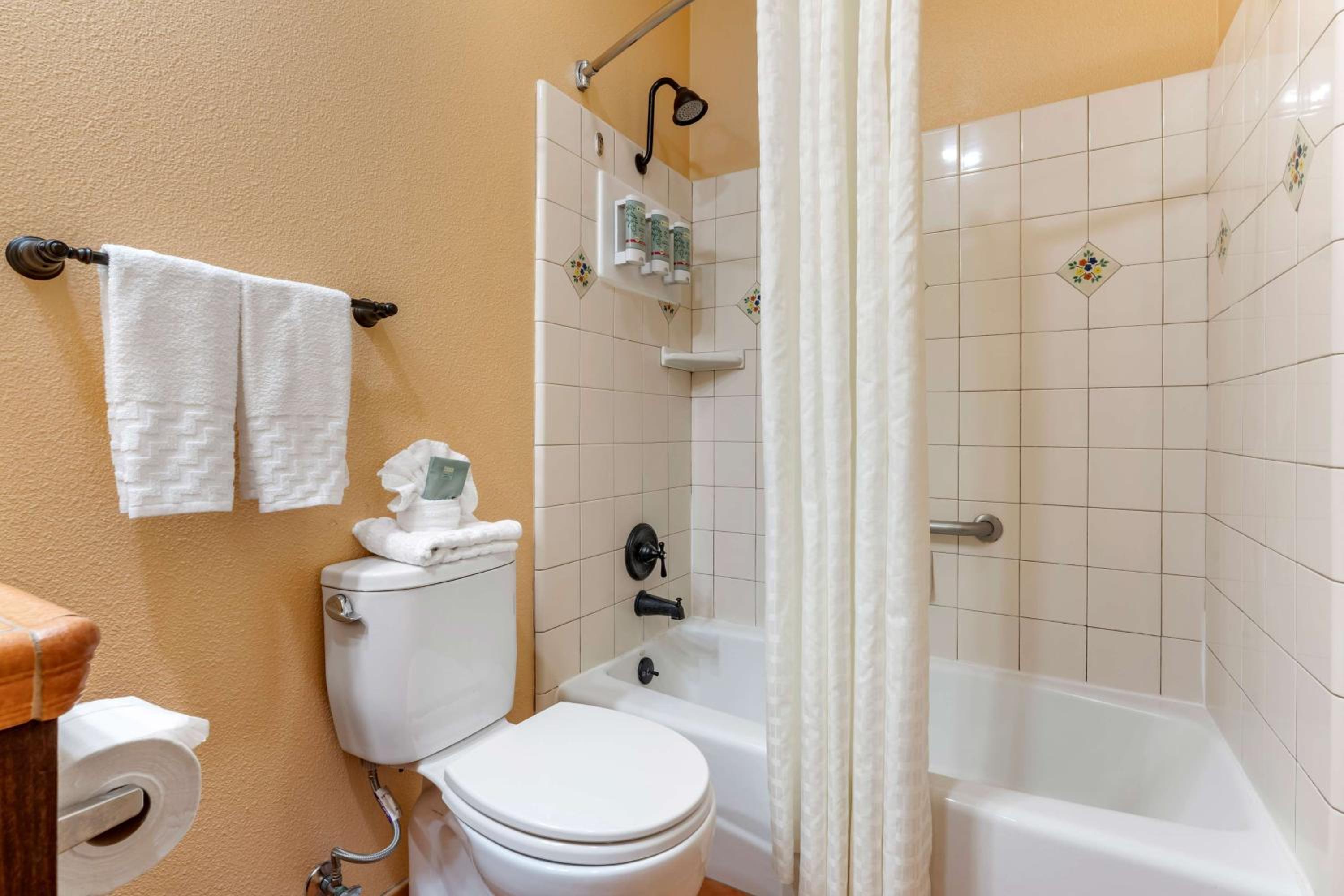 Two-Bedroom Suite with One King and One Queen Bed - Non-Smoking - Photo 3
