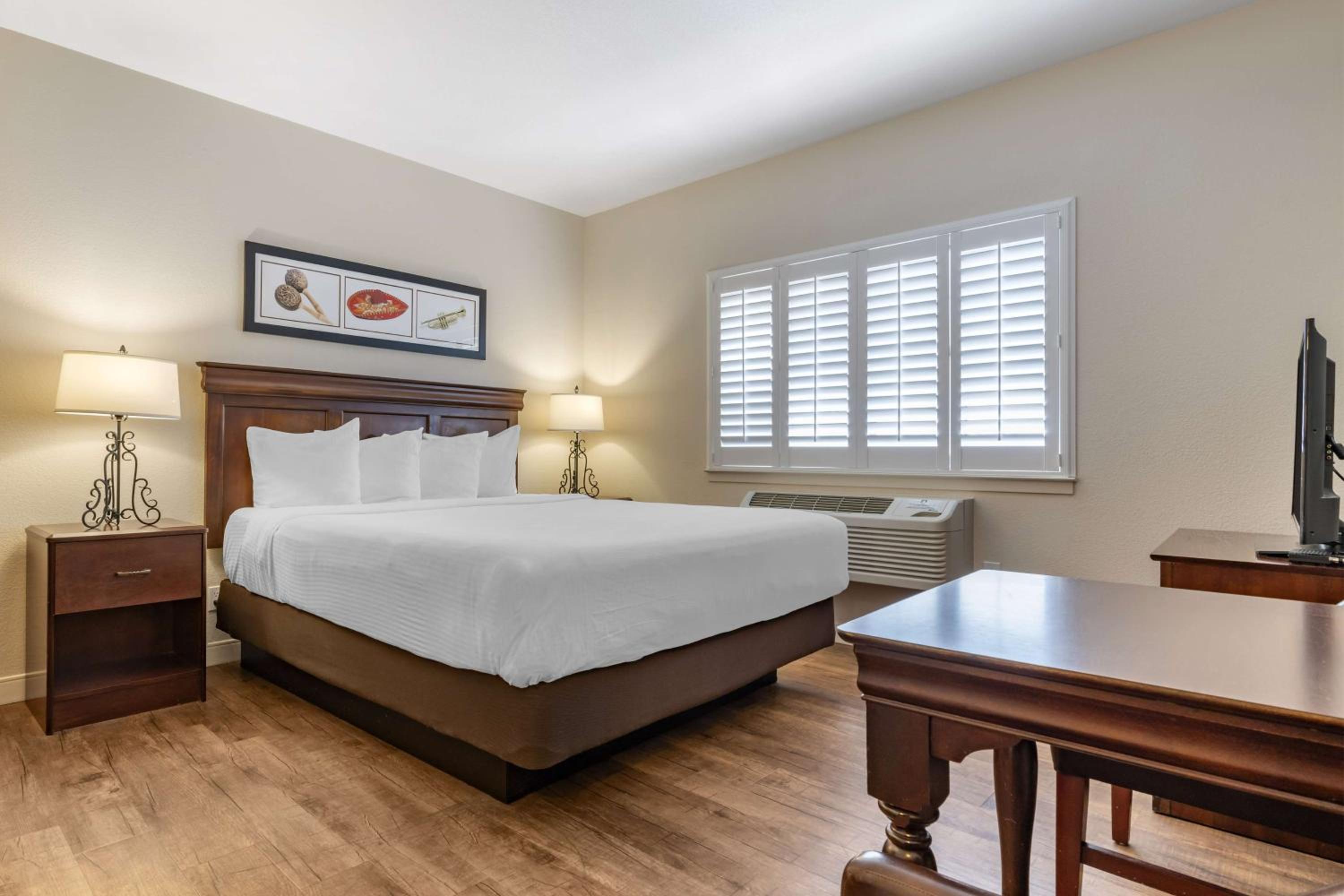 Two-Bedroom Suite with One King and One Queen Bed - Non-Smoking - Photo 2