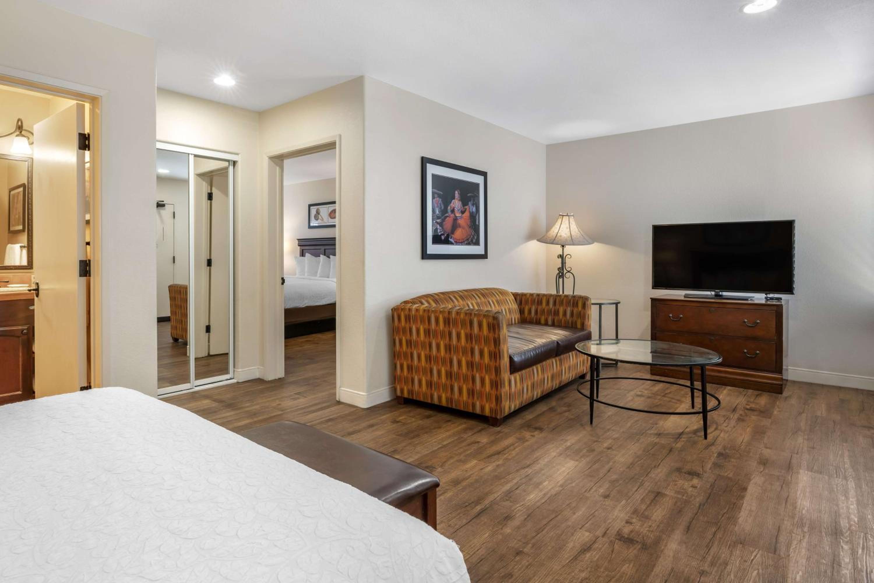 Two-Bedroom Suite with One King and One Queen Bed with Spa Bath and Fireplace - Non-Smoking - Photo 2