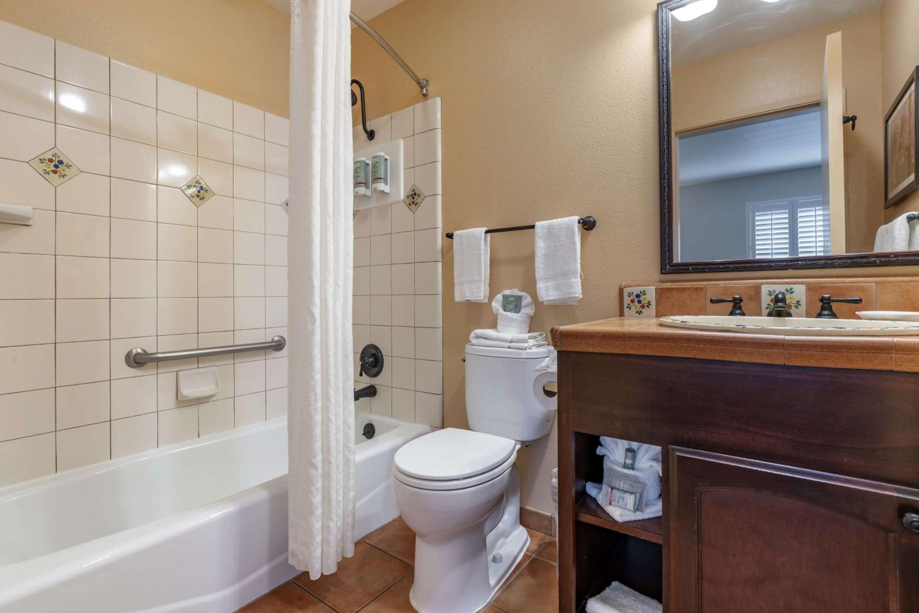 Two-Bedroom Suite with One King and One Queen Bed with Spa Bath and Fireplace - Non-Smoking - Photo 4