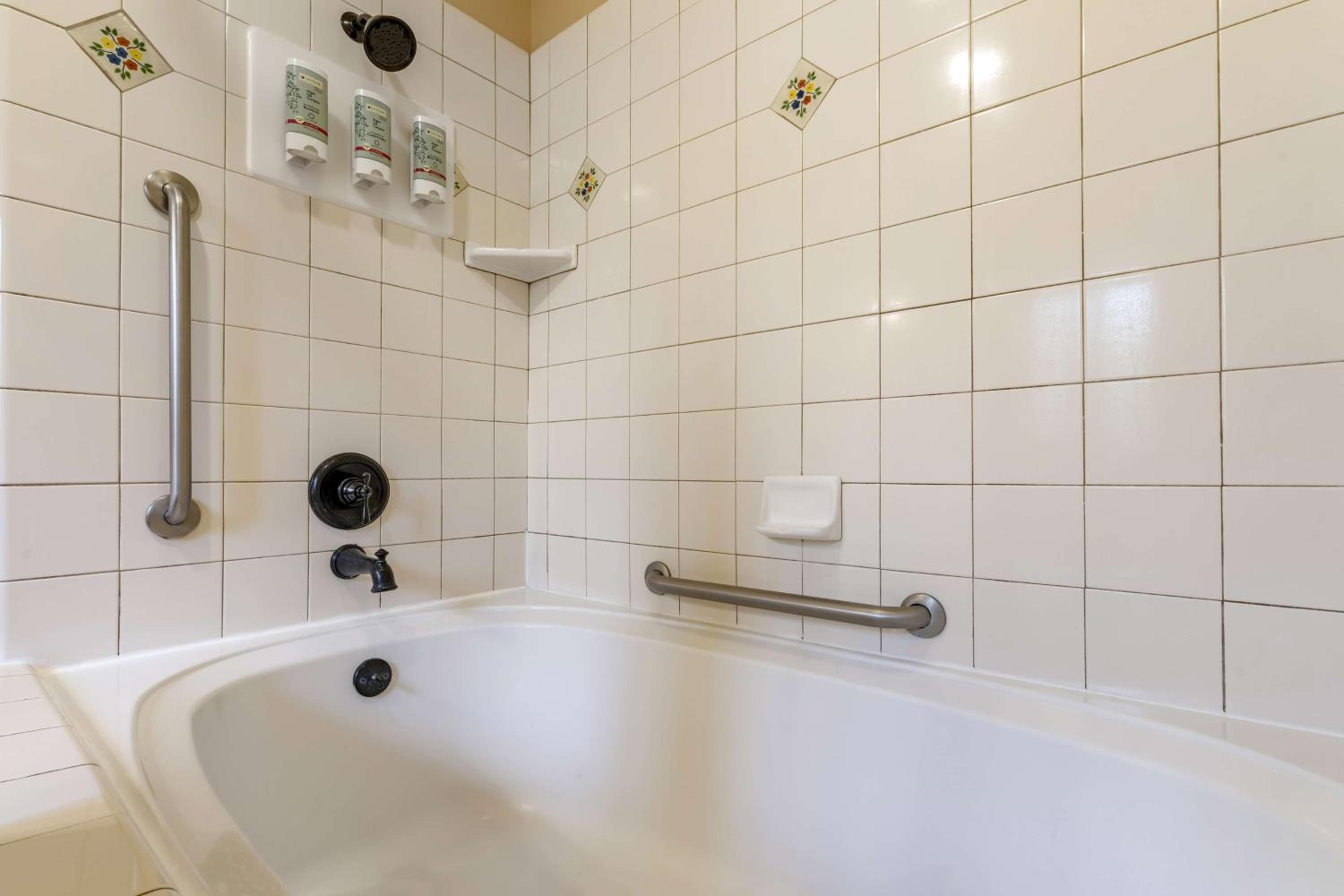 Two-Bedroom Suite with One King and One Queen Bed with Spa Bath and Fireplace - Non-Smoking - Photo 3